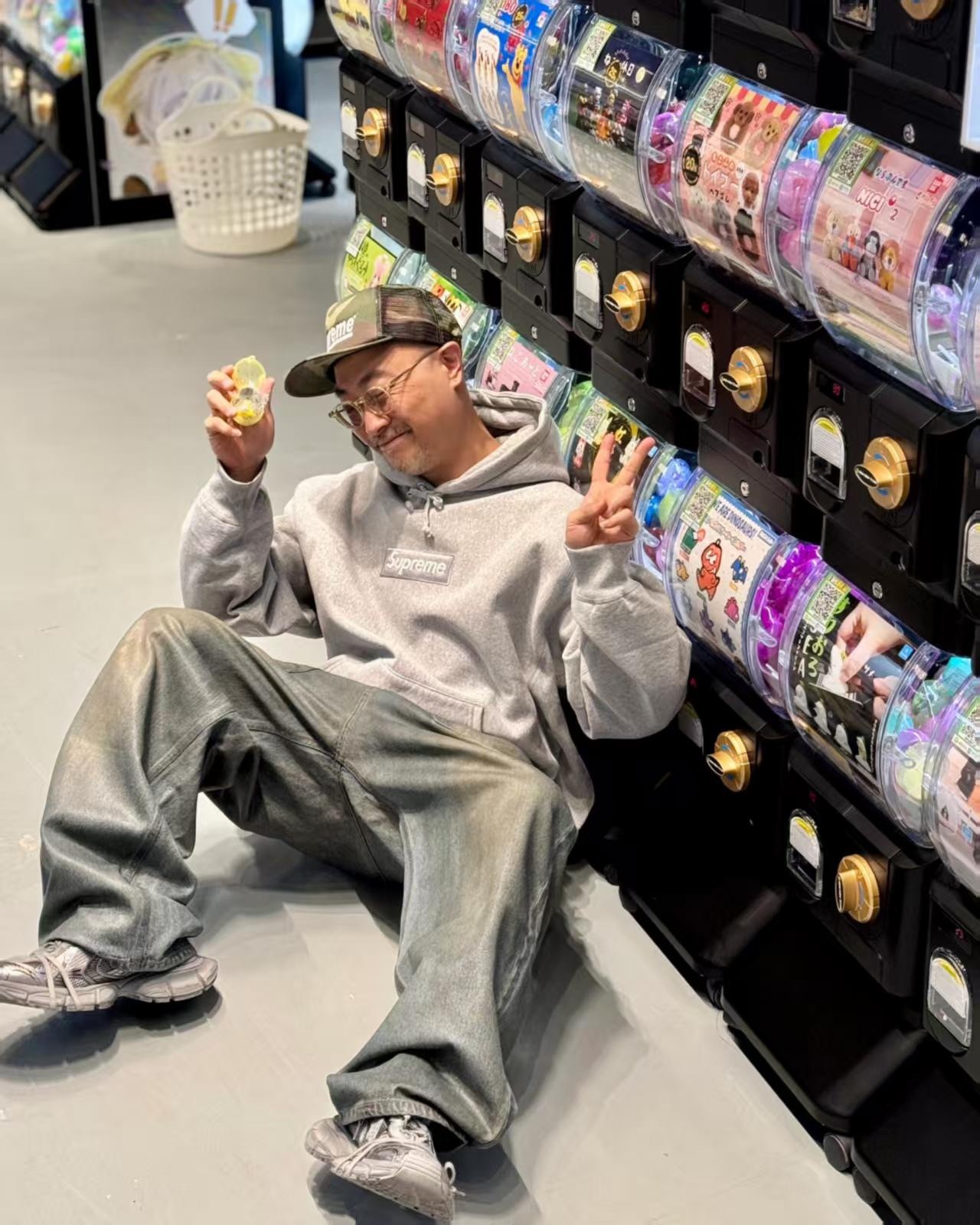 Supreme FW24 WEEK17 Box Logo Hooded Sweatshirt 胸前徽標刺繡logo口袋連帽衛衣帽衫
面料460克 高克重 面布質感強 韌性好 衣服收針處都有打套結（起到加固 久穿不變形 市面普通版本是沒有的哦） 歡迎對比 品質保證
F 尺碼：S M L XL