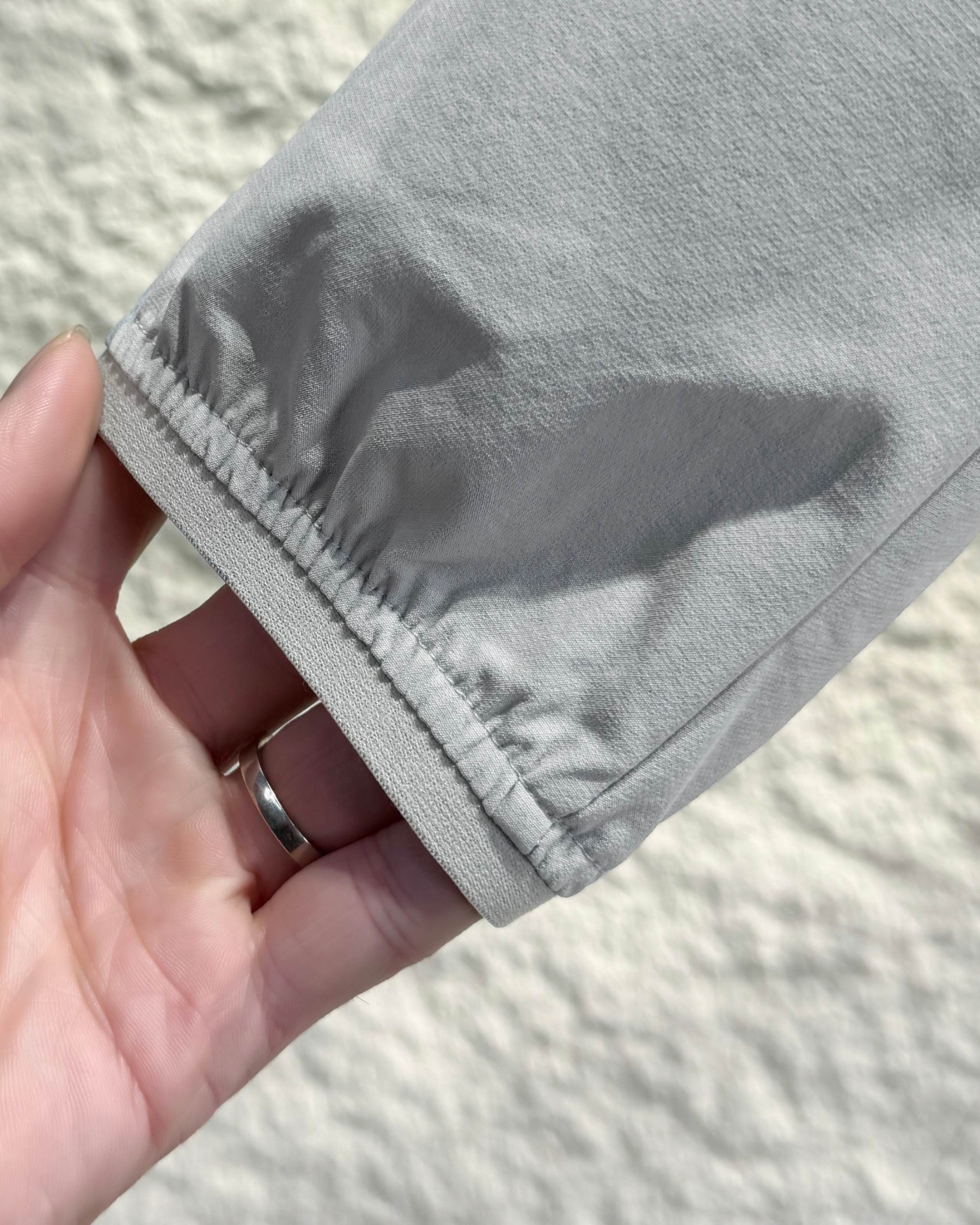 KOLON SPORT可隆🧊🧊  輕量涼感防曬衣情侶款  

戶外輕量化涼感防B1145曬衣上新🆕 ，可隆專櫃同款 在售💰1585+

採用功能性專業戶外防曬型針織材料 88的錦綸和12的氨綸 有非常好的彈性 和防水透氣功能  防曬值upf245+不怕曬傷，縱享戶外陽光☀️有專業檢測報告
彈力接觸涼感，緩解體熱，輕量御風 ，手腕彈力帶收口 ，貼合手腕的同時 提升鑽風性能 ，面料彈力十足 透氣性高  在運動出汗時 ，減少熱量 和粘附感
如果突降小雨還有功能性防水功能 

品質面料做工都無