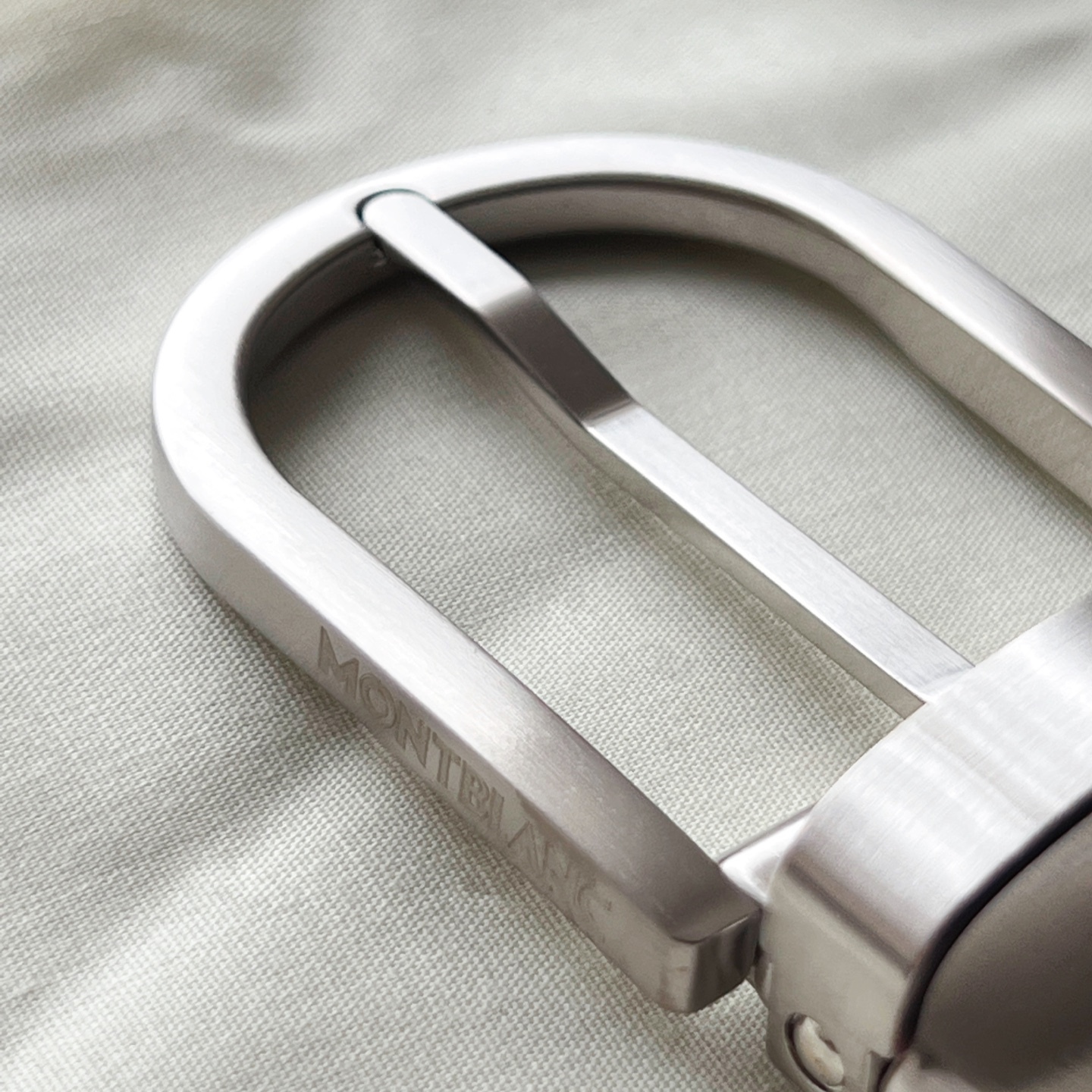 馬蹄形帶扣黑色/棕色雙面皮帶（35毫米）
馬蹄形閃亮鍍釕帶扣。可調節長度，3.5cm黑色和棕色雙面皮帶。打造經典靈動造型。
貨號 錶帶描述 黑色和棕色雙面牛皮皮帶 皮革圖案 金屬圓環上飾有萬寶龍六角白星 標識 搭扣裝置 易開啓裝置，可調節皮帶長度
搭扣形狀 馬蹄形主要顏色 黑色 | 棕色 搭扣類型 針扣式表扣