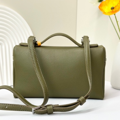 𝓛𝓸𝓻𝓸 𝓟𝓲𝓪𝓷𝓪諾悠翩雅
𝑬𝒙𝒕𝒓𝒂 𝑷𝒐𝒄𝒌𝒆𝒕 𝑳𝟏𝟗 
這是一款大開口結構的功能性設計的手拿包，經典風格和簡約設計的組合體。包身採用進口原廠小牛皮材質，輕微的錘紋呈現優雅的紋理，內里採用進口原廠小羊皮。皮革手柄和可拆卸肩帶，可打造出不同背法實用百搭。雙向拉鍊開合，搭配My Charms銀色金屬掛飾。（LP特級全鋼配件五金）
size：11×19×6.5cm
貨號：FAN4046
配套全套專櫃禮盒包裝🎁