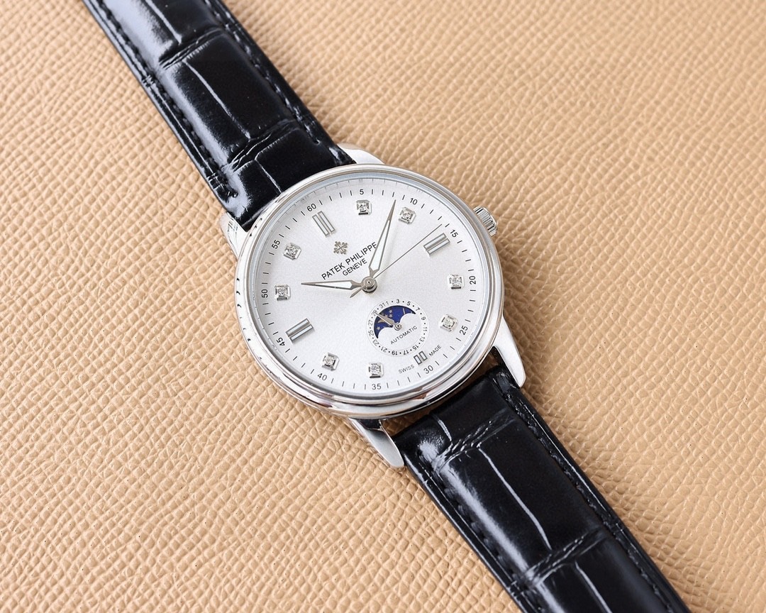 🌐🌐🌐百達翡麗Patek Philippe男士腕表🔥．腕表月相系列,秉持了百達翡麗的一貫傳統，更唯美的結合了6字位日曆與被表友熱捧的日月星相，無論是經典雋永的錶盤設計，還是以精鋼或玫瑰金雕鑿的炫酷多邊線條都不例外。更採用了瑞士ETA2824一6機芯 ，功能6字位日曆大月相，表徑40。藍寶石玻璃。意大利小牛皮。原裝針扣🔥AD出品 精品不斷🔥
