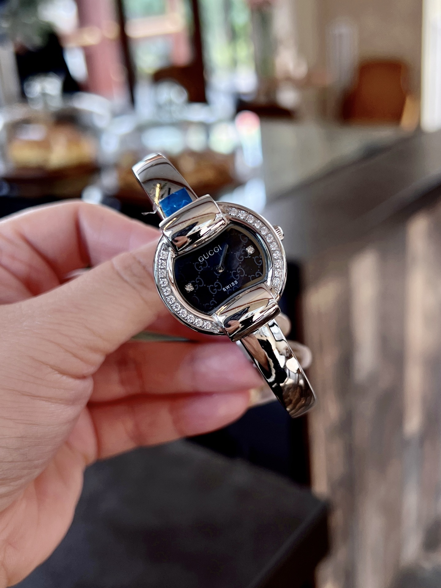 
古馳
Gucci 瑞士日內瓦最新限量款升級版到貨（後蓋全新加重處理，重做原裝對版鑲鑽字面。字面鑲嵌八箭八星兩個閃亮的鋯鑽石💎，細節誠意滿滿💎區別以往老舊版本，歡迎品鑒👏👏），表徑25mm，厚度7.5mm，藍寶石玻璃，表面把頭都有經典雙G logo設計元素，非常經典，適合小手腕佩戴，小巧玲瓏，溫婉細膩