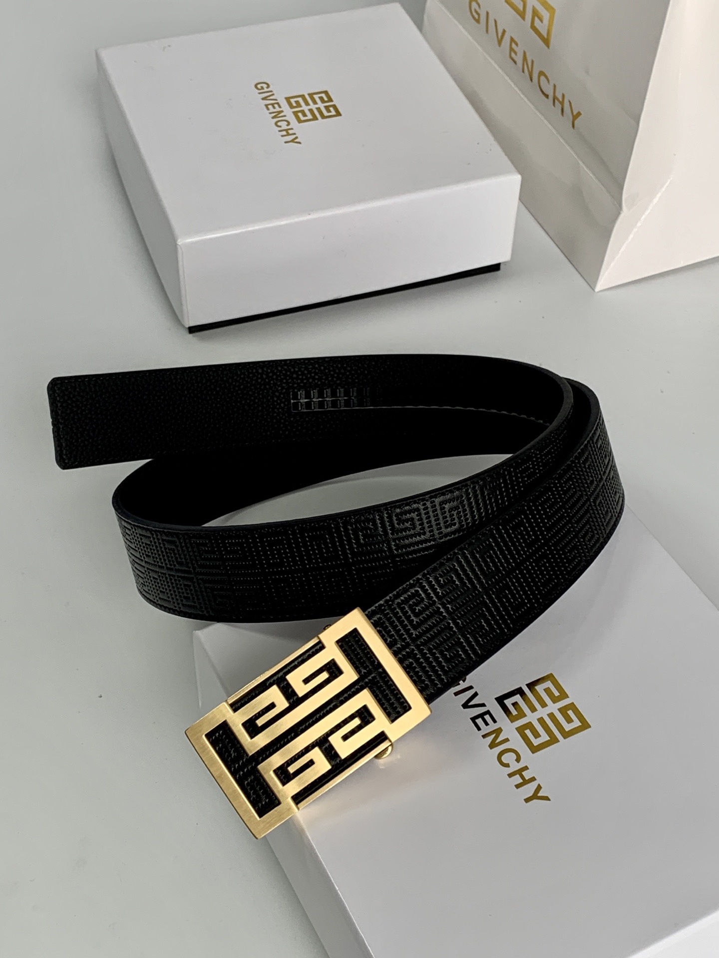 【紀梵希】新款男士 頭層小牛皮黑色壓花腰帶，內襯荔枝紋底，寬38毫米.搭配不鏽鋼經典4G自動扣.商務服裝造型的完美搭配。永恆經典！