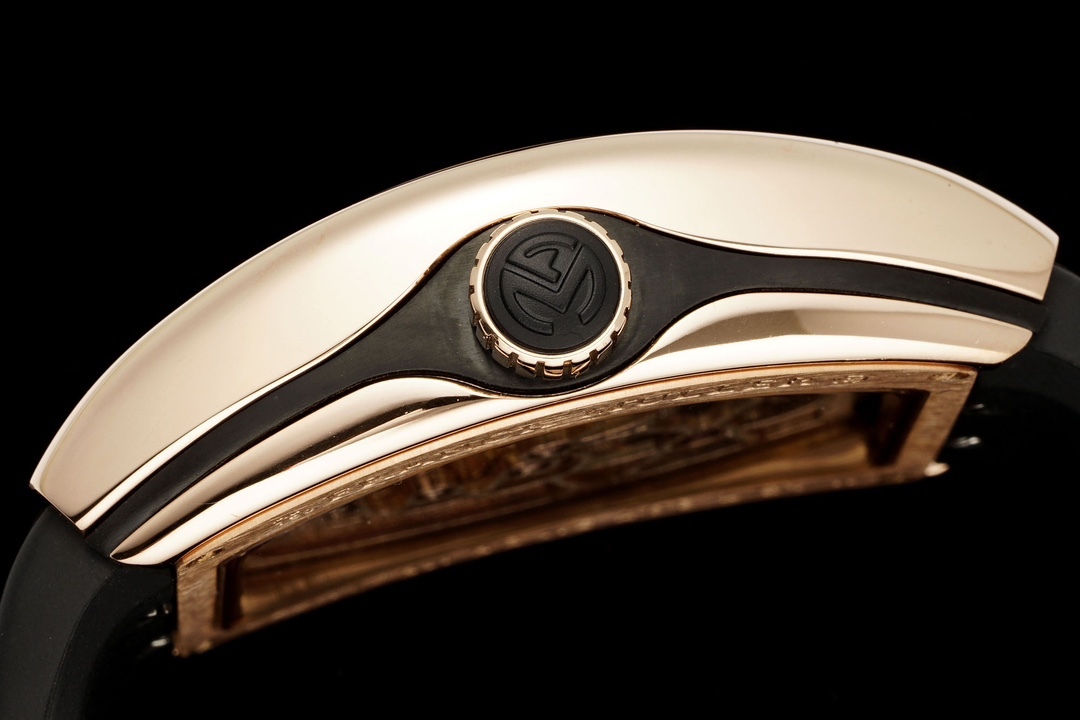 RMS 最新款 頂級復刻 法蘭克穆勒V45 Vanguard陀飛輪系列 歷時多年研發機芯 
1 1:1 超級復刻原裝複雜法穆蘭陀飛輪機芯 細節完美到位 打造正品機芯獨具的雙發條盒 超薄工藝 
2超長72小時動力儲存 告別每天手動上鏈 高端玩家的定制款 把頭上鏈30個半圈 發條盒為滿 不需要過度上鏈 
3 千錘百鍊 316L精鋼表殼 超薄表殼 與原裝一致厚度 彎曲弧度 更加貼合手腕 佩戴舒適 
4 純正進口意大利小牛皮 貼合手感品質一流的進口氟橡膠錶帶 與正版全完通用互換
5瑞士工程師 原版機芯拆解 一比一