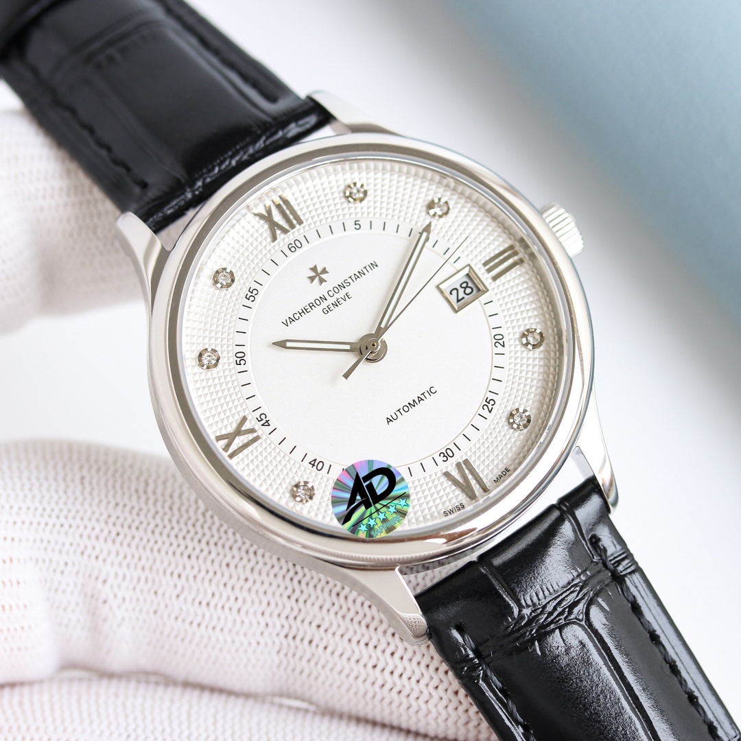 江詩丹頓傳承系列腕表火爆上市！簡雅大方，完美結合，讓你感受優雅紳土氣息！[禮物]該表搭載原裝進口9015超薄機芯，每小時振頻28800次，性能穩定，零返修！表殼： 釆用316 精鋼，藍寶石玻璃鏡面！搭配意大利真皮錶帶原裝扣，直徑：40 mm，超強防水，簡潔大氣，高端品質，適合各種商務場合，送禮首選！