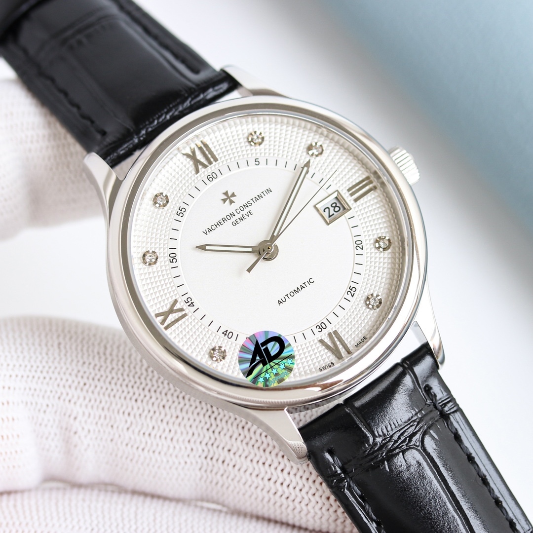 江詩丹頓傳承系列腕表火爆上市！簡雅大方，完美結合，讓你感受優雅紳土氣息！[禮物]該表搭載原裝進口9015超薄機芯，每小時振頻28800次，性能穩定，零返修！表殼： 釆用316 精鋼，藍寶石玻璃鏡面！搭配意大利真皮錶帶原裝扣，直徑：40 mm，超強防水，簡潔大氣，高端品質，適合各種商務場合，送禮首選！