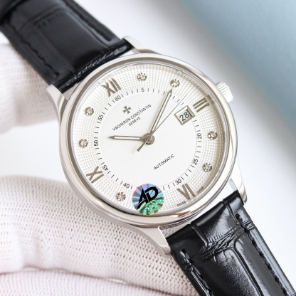 江詩丹頓傳承系列腕表火爆上市！簡雅大方，完美結合，讓你感受優雅紳土氣息！[禮物]該表搭載原裝進口9015超薄機芯，每小時振頻28800次，性能穩定，零返修！表殼： 釆用316 精鋼，藍寶石玻璃鏡面！搭配意大利真皮錶帶原裝扣，直徑：40 mm，超強防水，簡潔大氣，高端品質，適合各種商務場合，送禮首選！