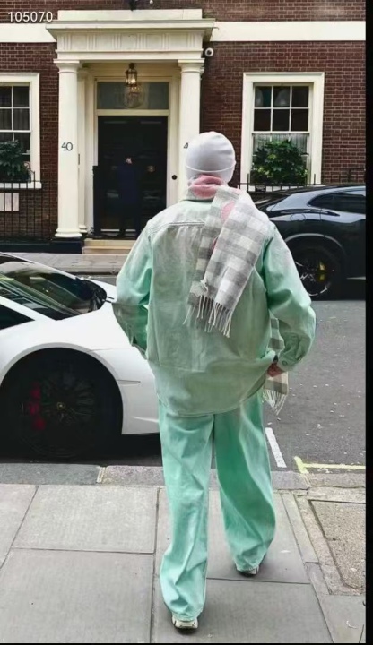 Acnestudios 1981M25ss不規則做舊手工夜光牛仔褲
重工做舊 泥染塗料廢土系列 在燈光強光照射下螢光粉塗料.男女同款
J 碼數：XS.S.M.L.