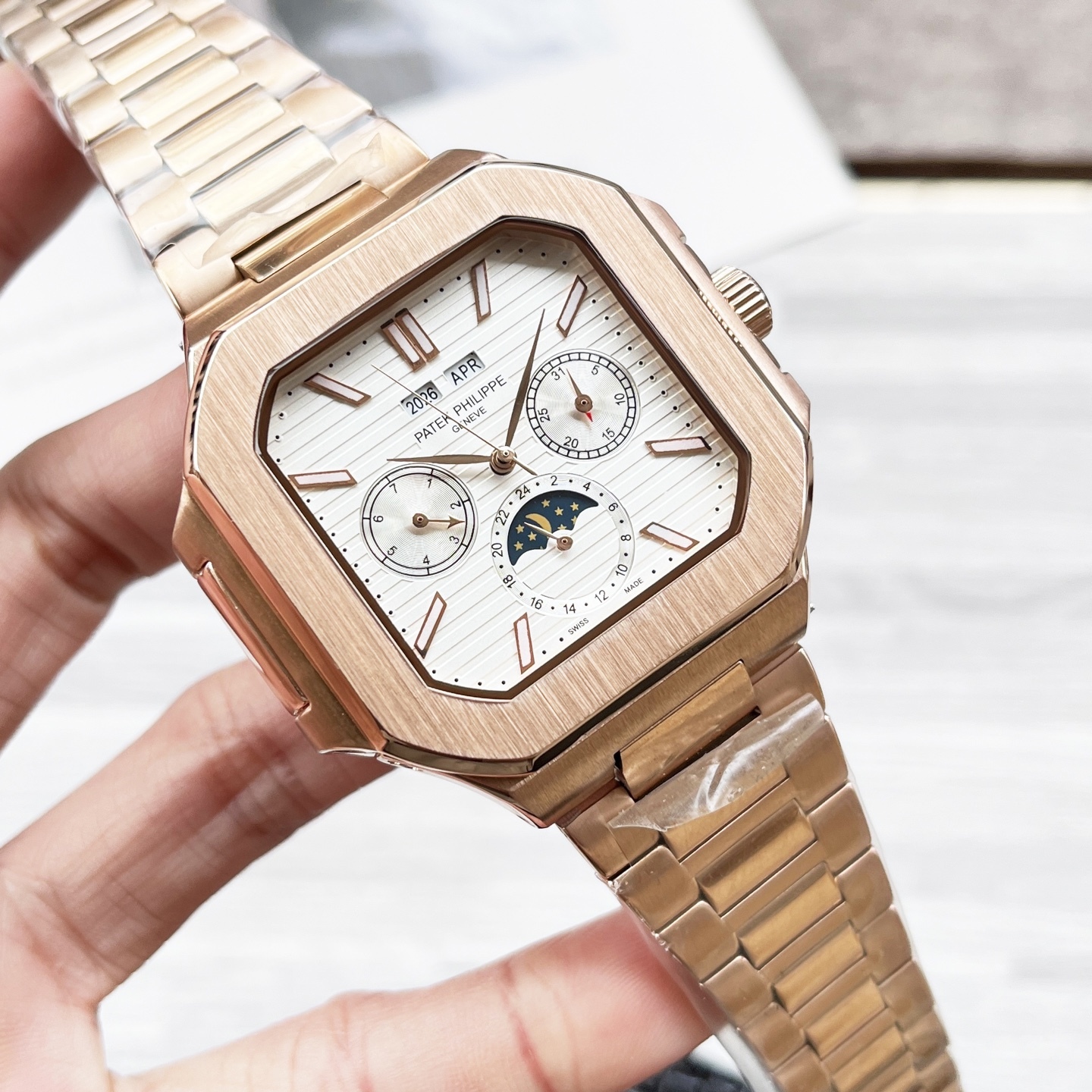 
八角殼系列 精緻百搭🎈🎈
【最新】：百達翡麗 🔥最新設計🔥大飛輪精品🎈🎈
【類型】：精品男士腕表
【錶帶】：真牛皮錶帶
【機芯】：高端全自動機械機芯
【鏡面】：礦物質強化玻璃（更高清）
品味高雅 浩瀚大氣 匠心獨運 腕間瑰寶
尺寸：直徑42mm厚12mm熱賣上市！歡迎轉載！