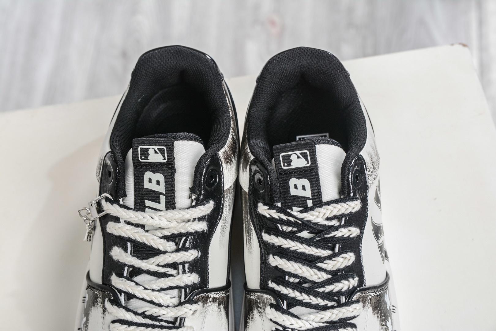 MLB Chunky Liner 黑白暗繪 塗鴉定制配色學長鞋系列低幫老爹風輕量增高厚底百搭休閒運動慢跑鞋 
貨號：3ASXCA12N 50WHS
尺碼：36 36.5 37.5 38 38.5 39 40 40.5 41 42 42.5 43 44 44.5 45