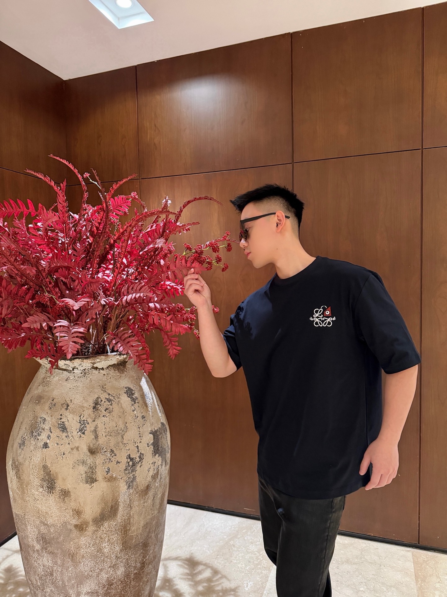 🔝LOEWE X LOUIS WAIN 幾何刺繡短袖T恤
定制緞光精密超柔錦棉，採用進口機刺繡工藝，精度高，線條流暢而細膩，面料都經過澆洗，手感質感更佳，不易變形，不易縮水，不易褪色，寬松版型
B Size： S-XL