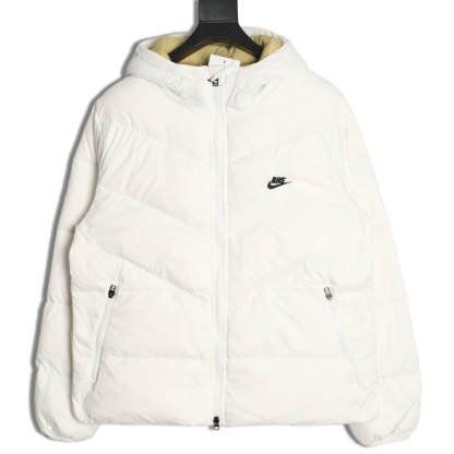 Nike/耐克Windrunner風行者2025經典款新款輕薄連帽羽絨服外套夾克
原版復刻 頂級品質  專櫃尺碼 零下十幾度無壓力 極地防寒防風防水防雪！超級蓬松度 休閒運動 街頭時尚潮流休閒運動連帽保暖短款羽絨服 鎖絨效果好 不拽絨 品質看得見 蓬松度爆表 能在衣物內形成大量空氣隔熱層 輕鬆抵御零下20°C的嚴寒 哪怕極寒天氣也能牢牢鎖住體溫 讓你在冰天雪地中也能溫暖如春 高含絨量帶來極致輕盈的穿著體驗 告別傳統羽絨服的臃腫感 活動自如 溫暖卻不笨重 
L SIZE:S-2XL