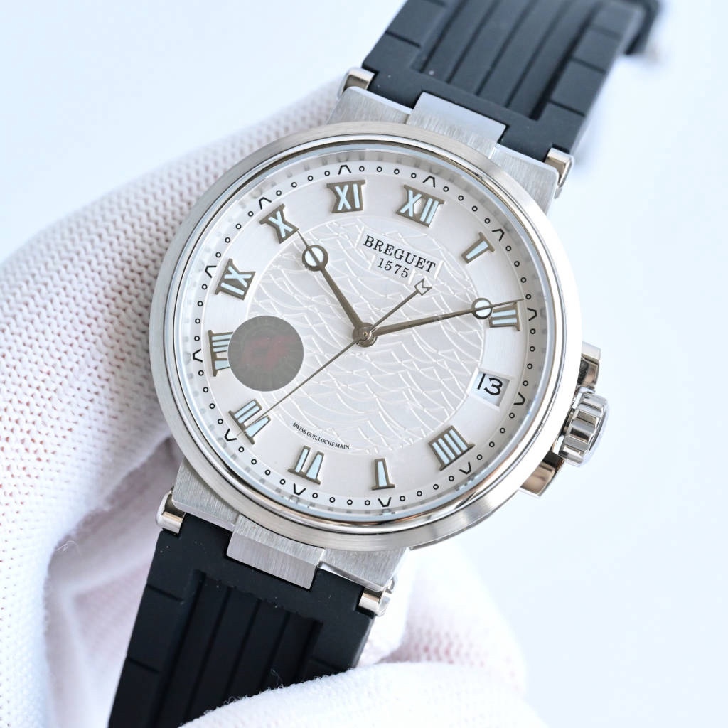 CF新品發佈會，寶璣-Breguet
航海MARINE航海系列5517款腕表，航海天文鐘的起源作品，“時計本是兵家利器”說的就是這款腕表，鐘錶界的巨作。工廠全面抄寫原裝數據，98%還原殼型字面，彰顯原裝優雅硬朗的氣質，原裝同款777A自動機械機芯，鐫刻獨立編號與寶璣先生簽名。直徑40毫米。正反均為藍寶石防刮玻璃，旋入式防水錶冠。實測防水深度100米。搭配飾有太陽放射紋錶盤，配裝進口天然橡膠錶帶，以零頭的價格給您帶來原裝超值體驗。