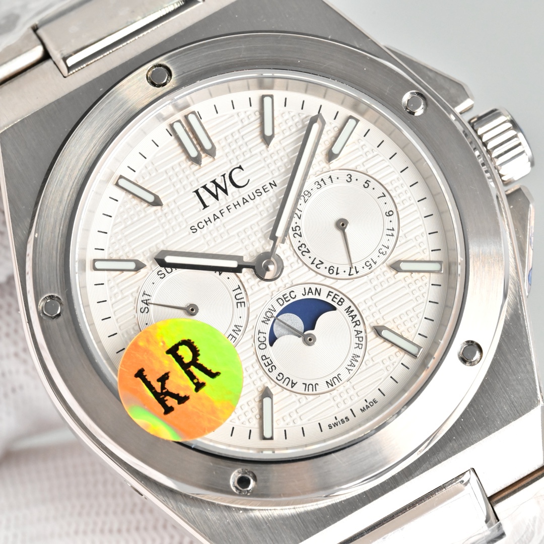 KR新品  萬國工程師系列萬年曆腕表，復刻界最複雜的腕表，所有功能同步原裝，所有功能調節通過把頭控制.
1⃣️【功能介紹】3點鐘位置顯示日曆，9點鐘位置顯示星期，6點鐘月份月相指針顯示。

2⃣️【做工精細】外殼採用原版同樣的三件套結構，中間拉絲，上下殼為拋光，鏡面採用高成本的鍋蓋形藍寶石，使其質感提升。

3⃣️【機芯性能】尺寸41.6mm,機芯採用天津機芯改82600，高效穩定，動力時間長達72小時以上，進行加裝複雜的萬年曆模塊，而且同步所有功能實現同步原裝通過把頭調節。

