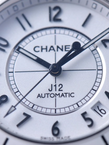 【CHANEL】人気モデル✨J12 キャリバー 12.1 38mm｜セラミック×ステンレス 上品で洗練された印象