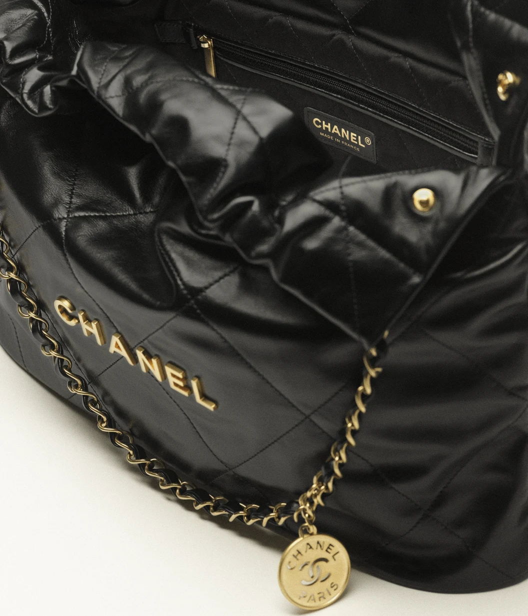 【CHANEL】VERY雑誌掲載✨通勤からデートまで💕これ一つで完結シャネル 22 ハンドバッグ👜