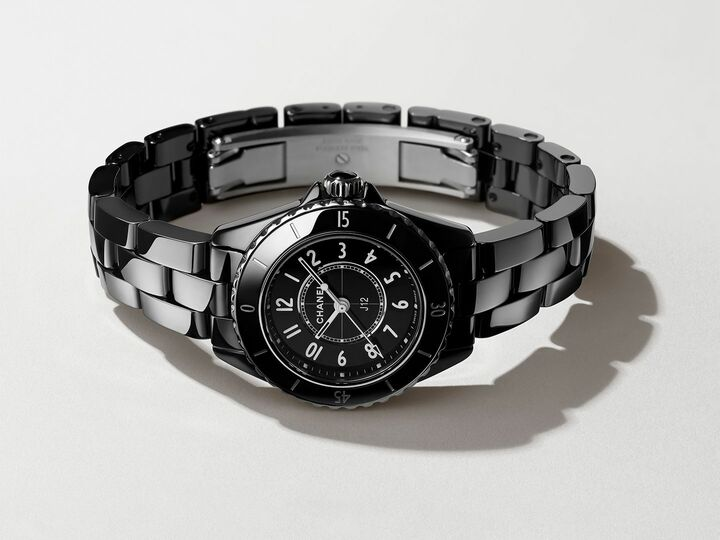 【CHANEL】人気モデル✨J12 キャリバー 12.1 38mm｜セラミック×ステンレス 上品で洗練された印象