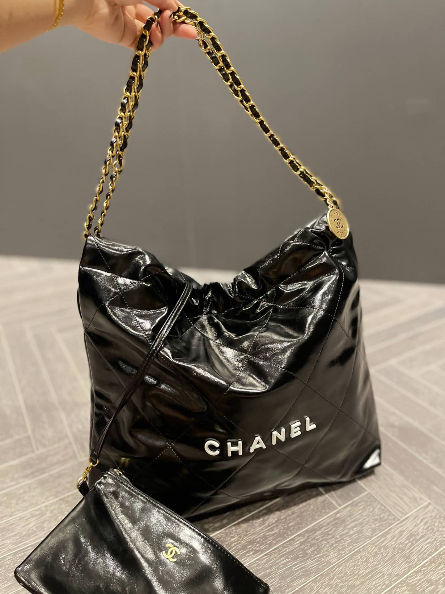 VERY雑誌掲載！通勤からお出かけまで♪【CHANEL】シャネル 22 ハンドバッグ