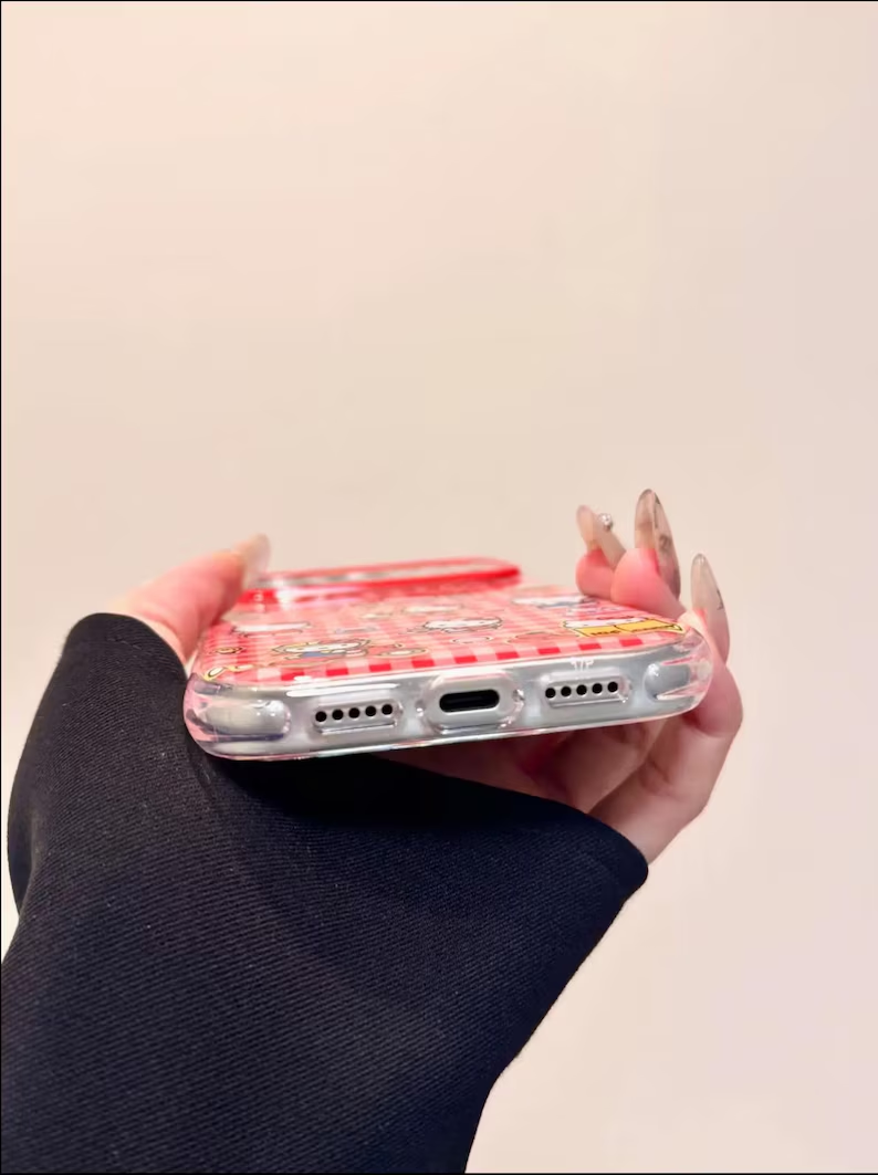 キュートなハローキティのレッドギンガムチェックケース（ビーズチャーム付き）、キュートなコケットカバー iPhone 17/16/15/14/13 Pro Max、サンリオの美的Y2Kギフト