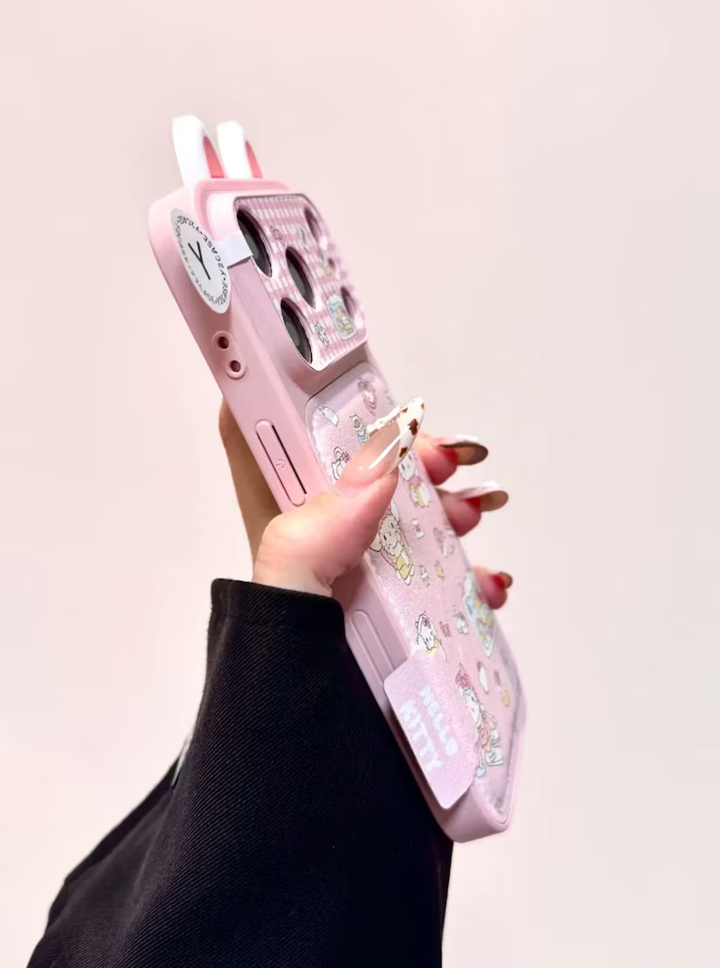 ピンクのハローキティ ウィンターケース iPhone 17/16/15/14 Pro Max、猫耳レザーカバー、かわいいスノーギンガムチェック柄、ストロベリービーズチャームギフト