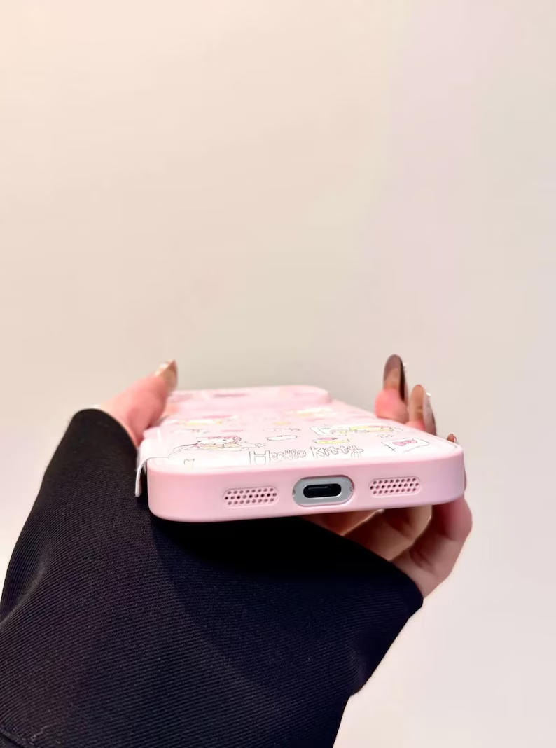 ピンクのハローキティ ウィンターケース iPhone 17/16/15/14 Pro Max、猫耳レザーカバー、かわいいスノーギンガムチェック柄、ストロベリービーズチャームギフト