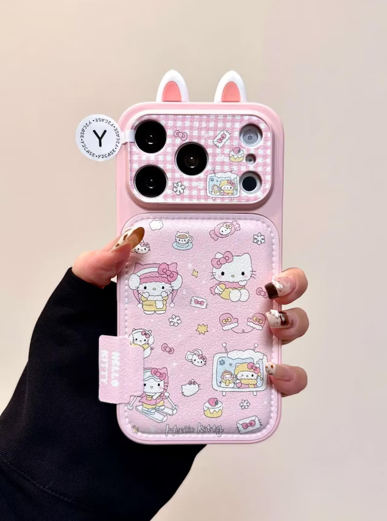 ピンクのハローキティ ウィンターケース iPhone 17/16/15/14 Pro Max、猫耳レザーカバー、かわいいスノーギンガムチェック柄、ストロベリービーズチャームギフト