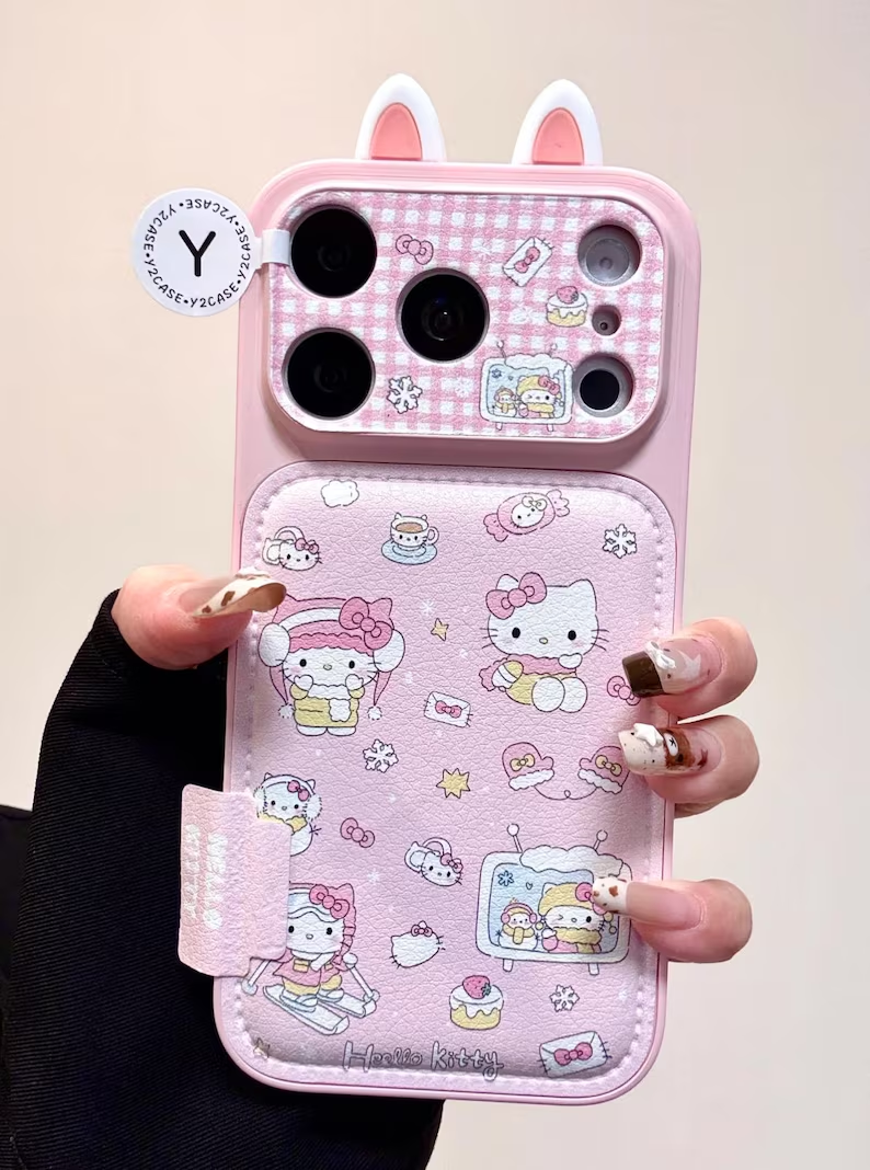 ピンクのハローキティ ウィンターケース iPhone 17/16/15/14 Pro Max、猫耳レザーカバー、かわいいスノーギンガムチェック柄、ストロベリービーズチャームギフト