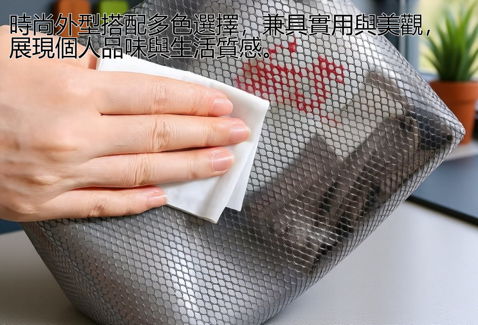 化妝盥洗包內部分層收納設計