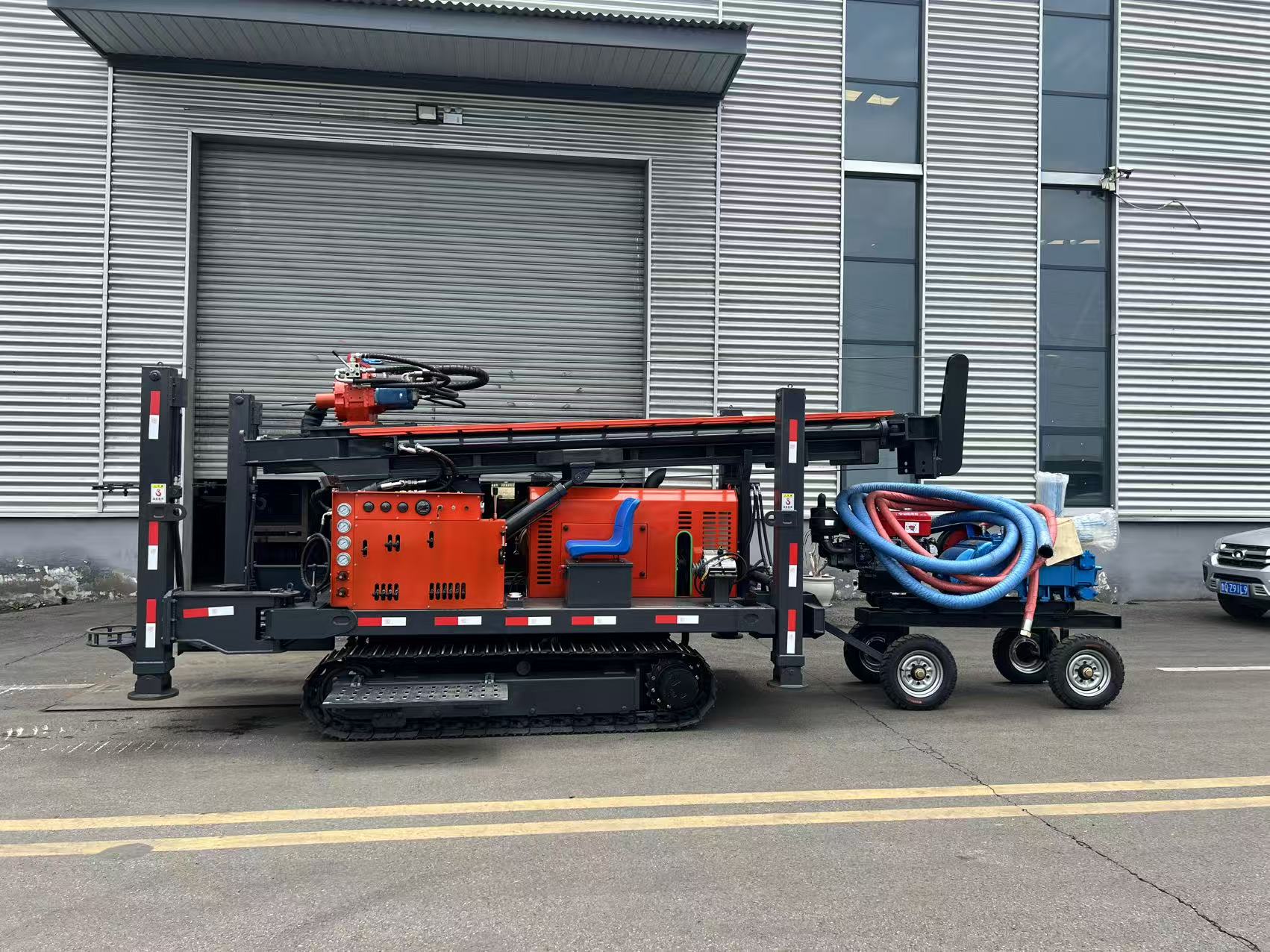 Water well drilling rig equipped with mud pump