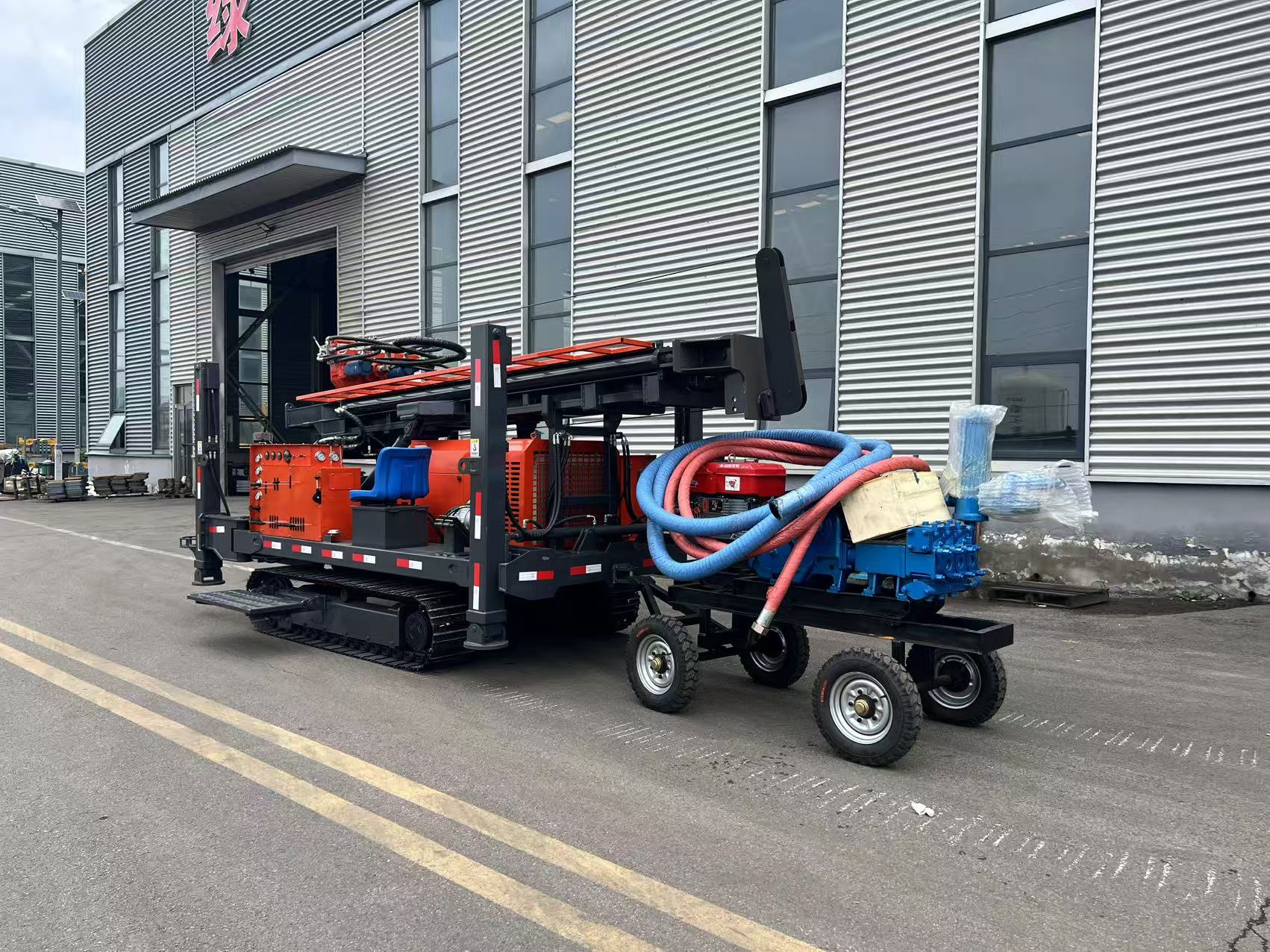 Water well drilling rig equipped with mud pump