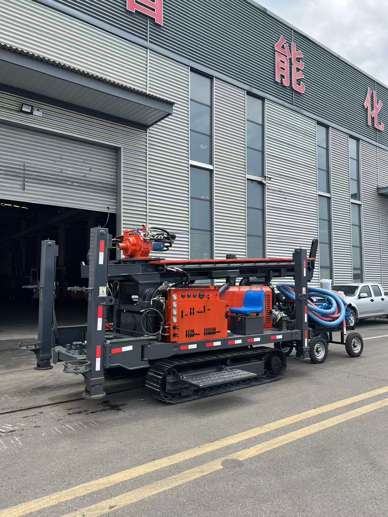 Water well drilling rig equipped with mud pump