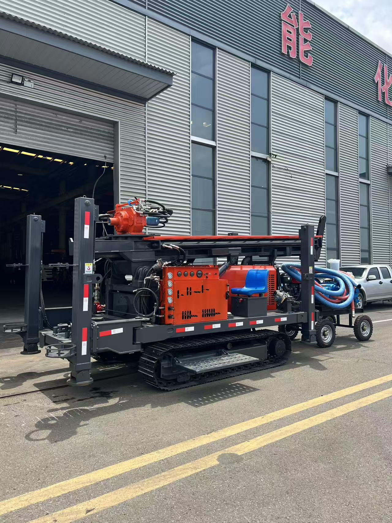Water well drilling rig equipped with mud pump