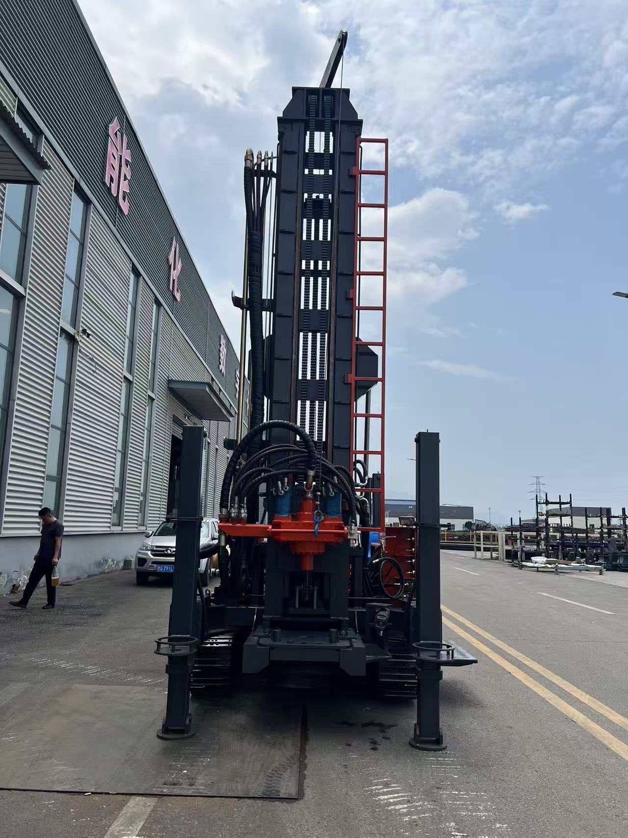 Water well drilling rig equipped with mud pump