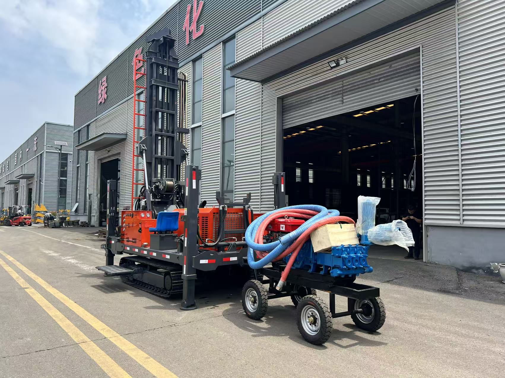 Water well drilling rig equipped with mud pump