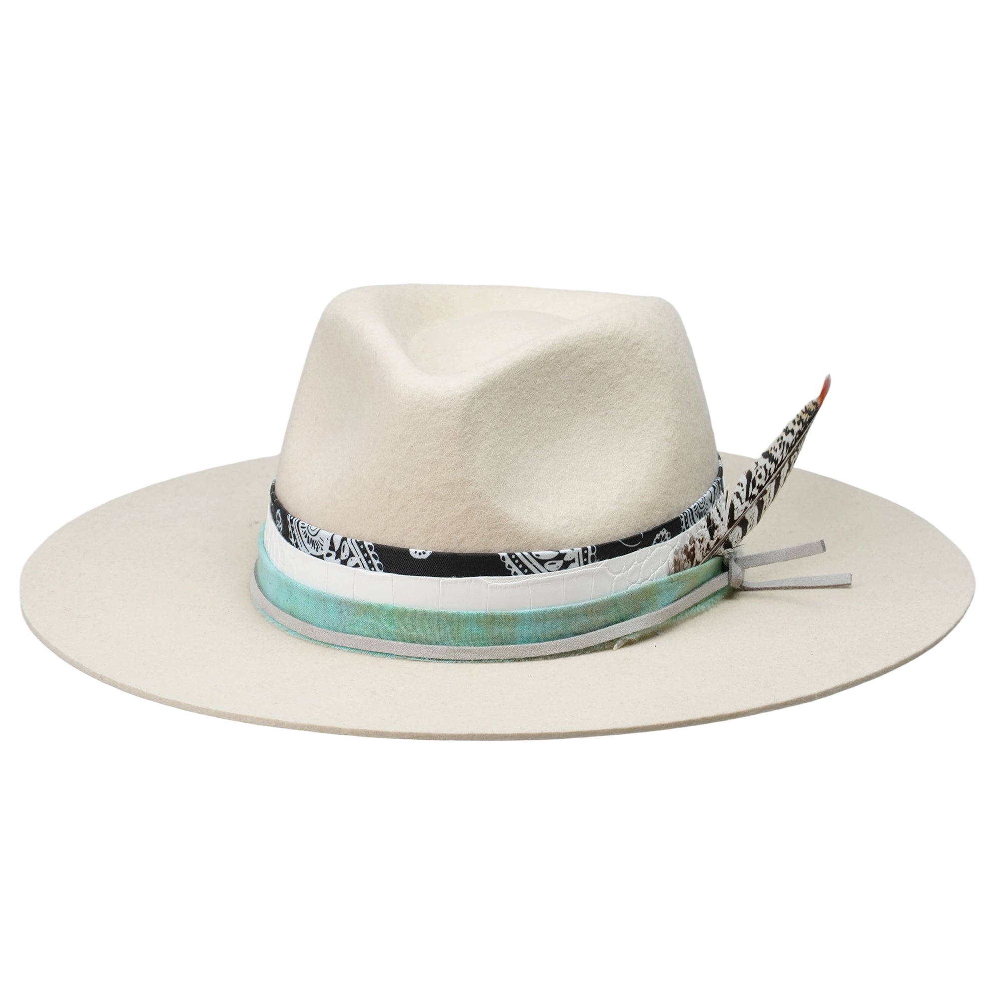 Elegant Off-White Hat: Custom Band, Ornate Feather