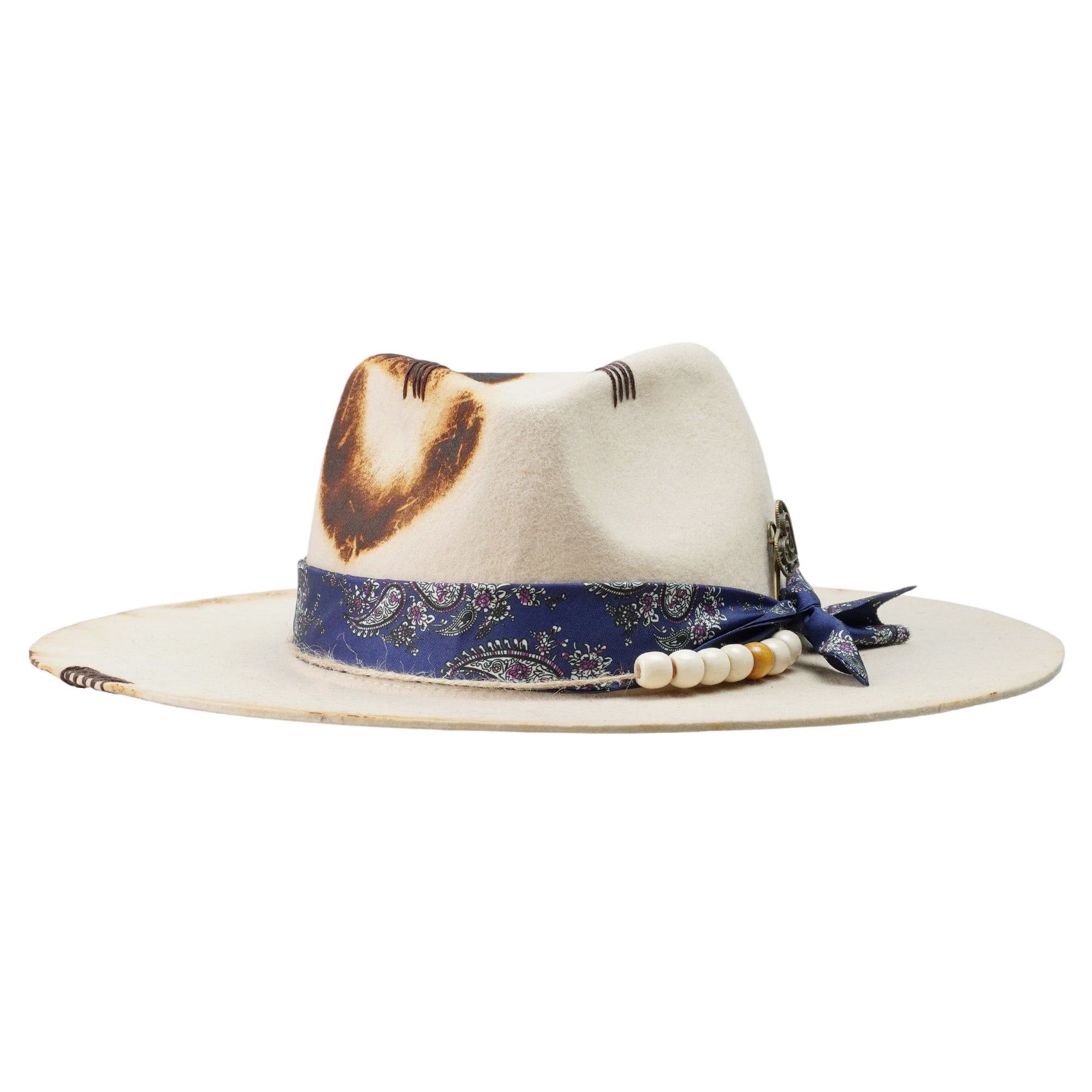 Artistic Felt Hat – Minimal Form, Detailed Hardware