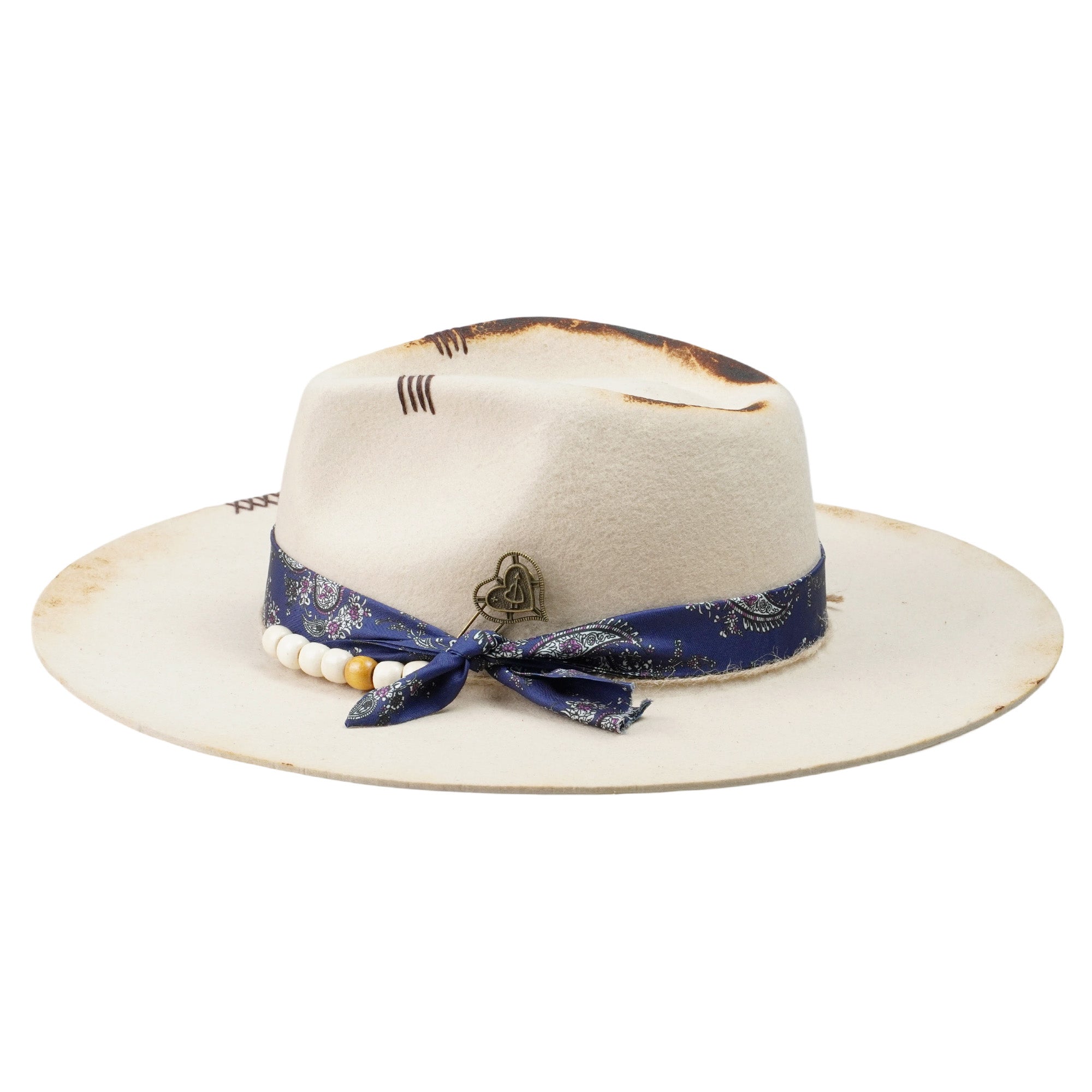 Artistic Felt Hat – Minimal Form, Detailed Hardware