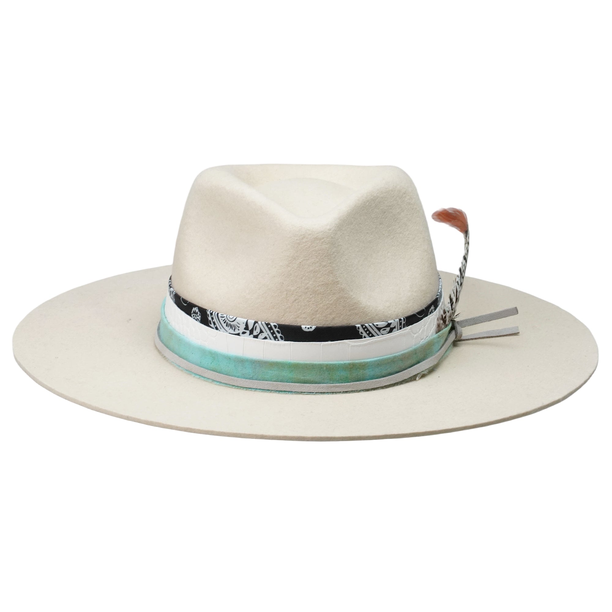 Elegant Off-White Hat: Custom Band, Ornate Feather