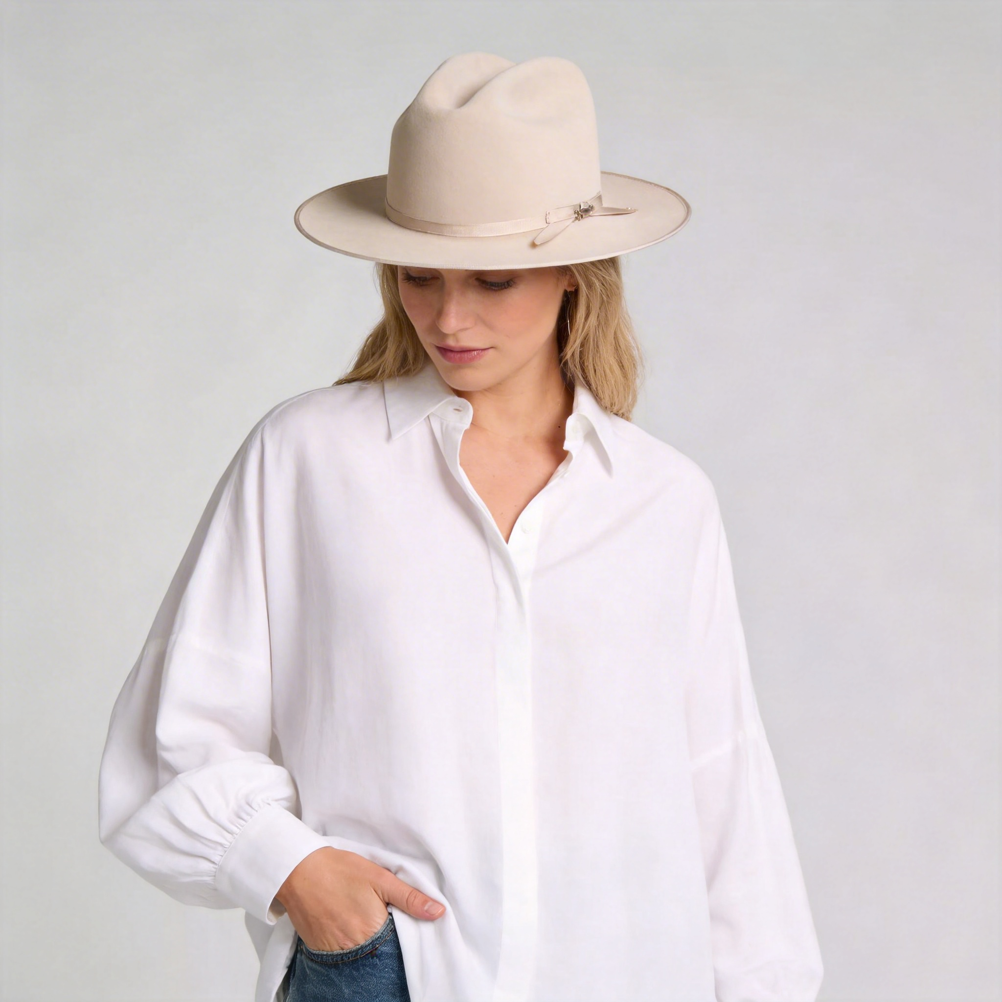 Classic Charm Felt Outdoor Hat in Silverbelly