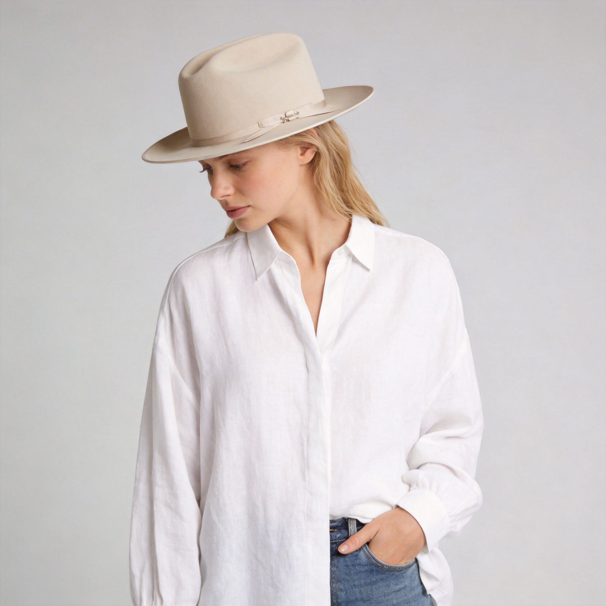 Classic Charm Felt Outdoor Hat in Silverbelly