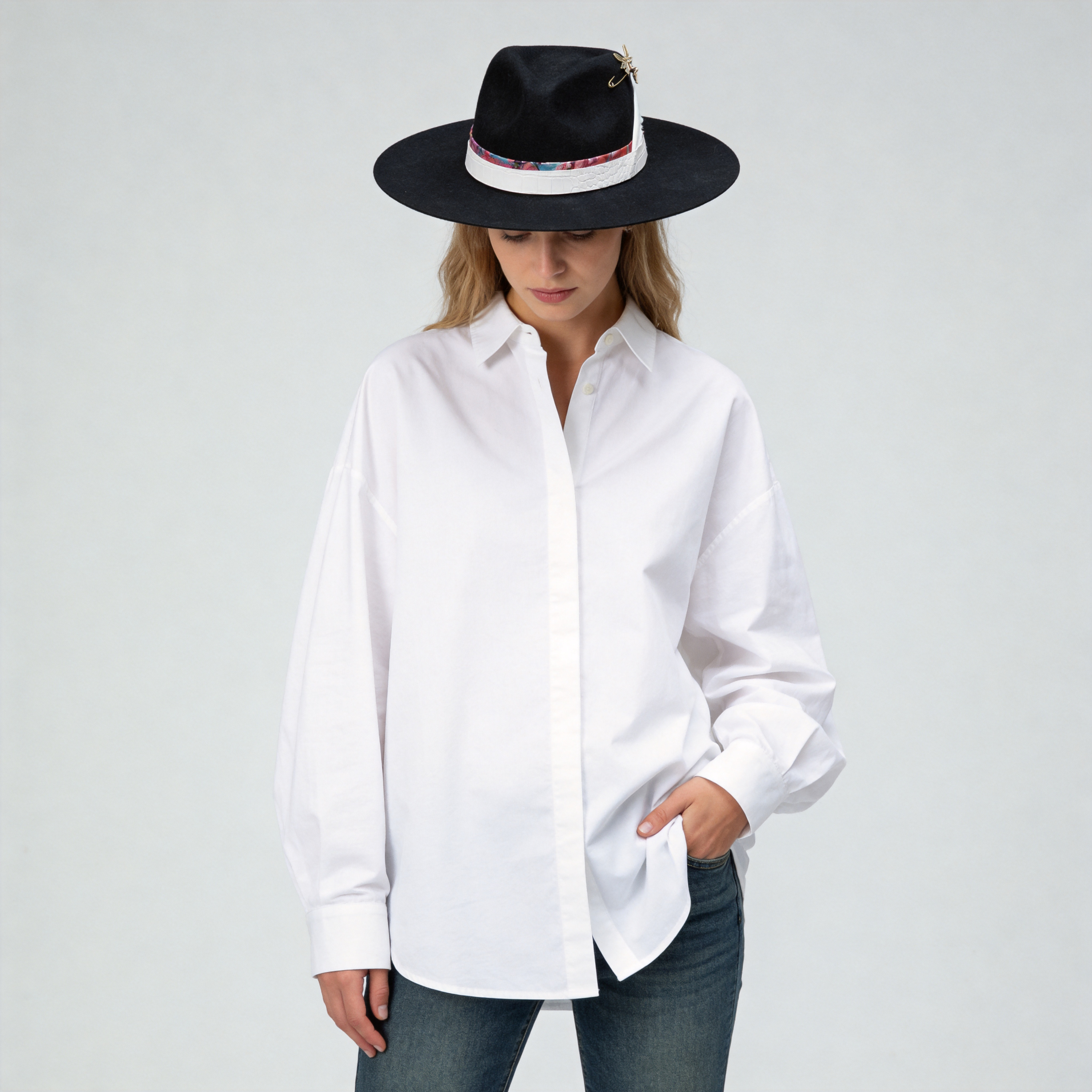 Elegant Black Hat: Mixed Band, White Feather