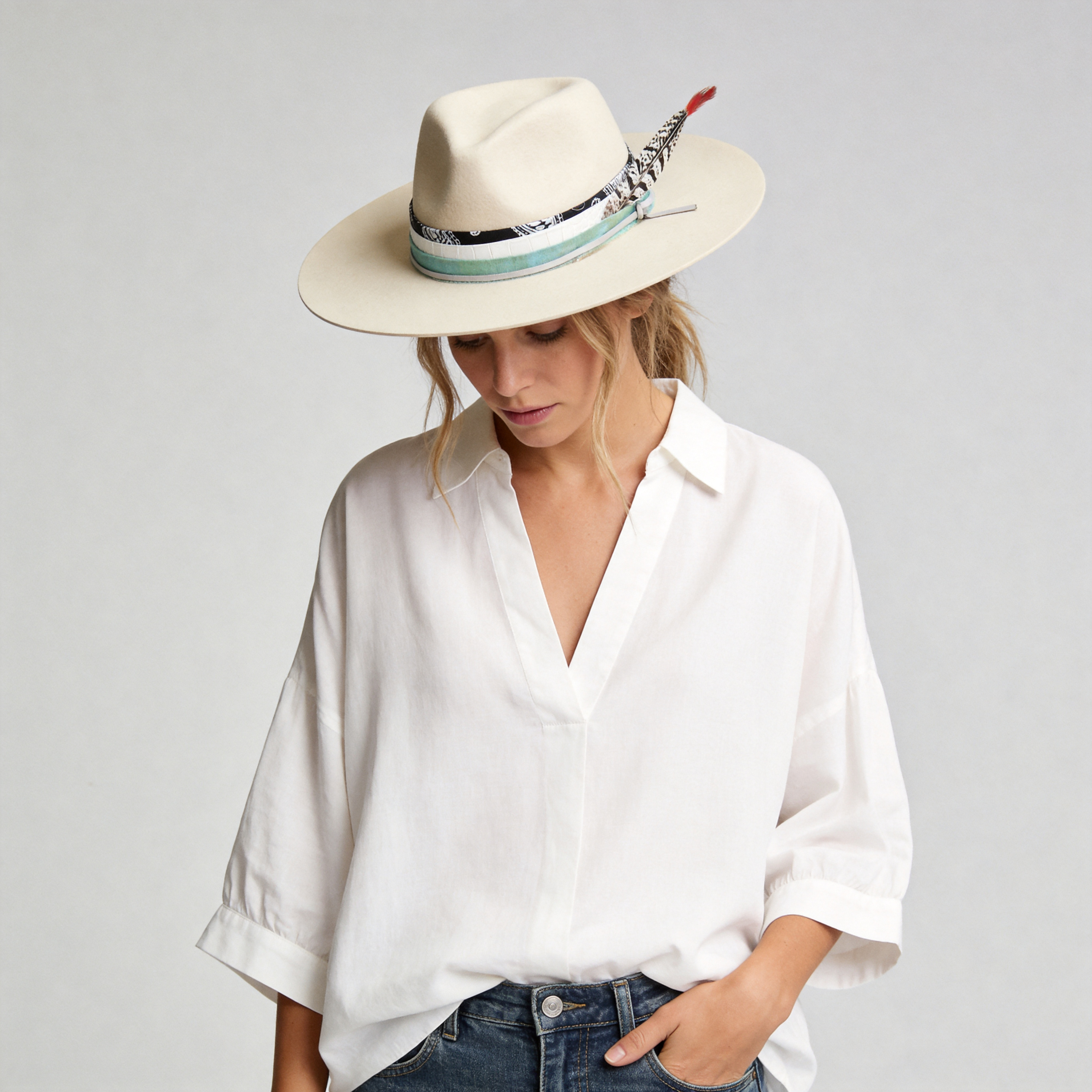 Elegant Off-White Hat: Custom Band, Ornate Feather