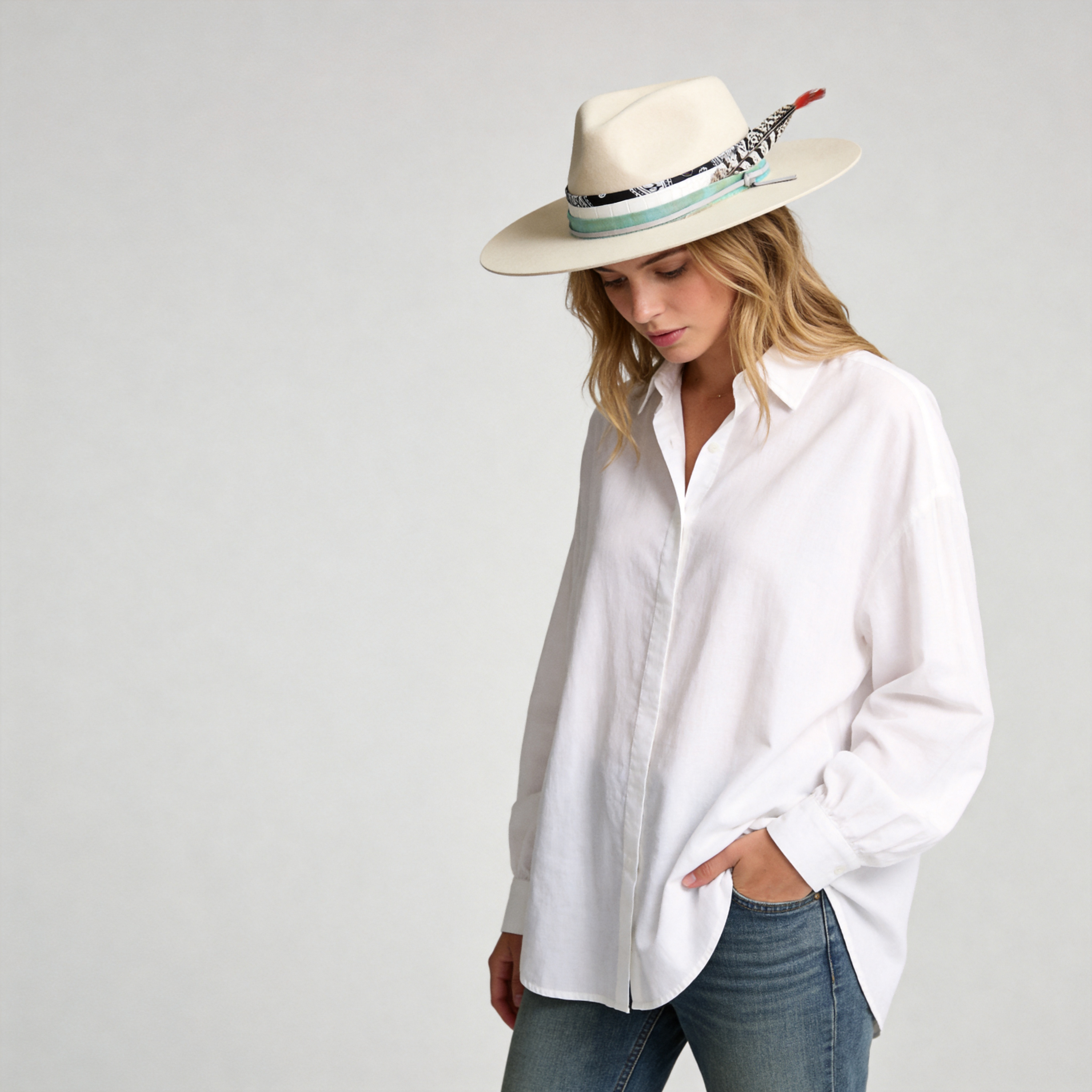 Elegant Off-White Hat: Custom Band, Ornate Feather