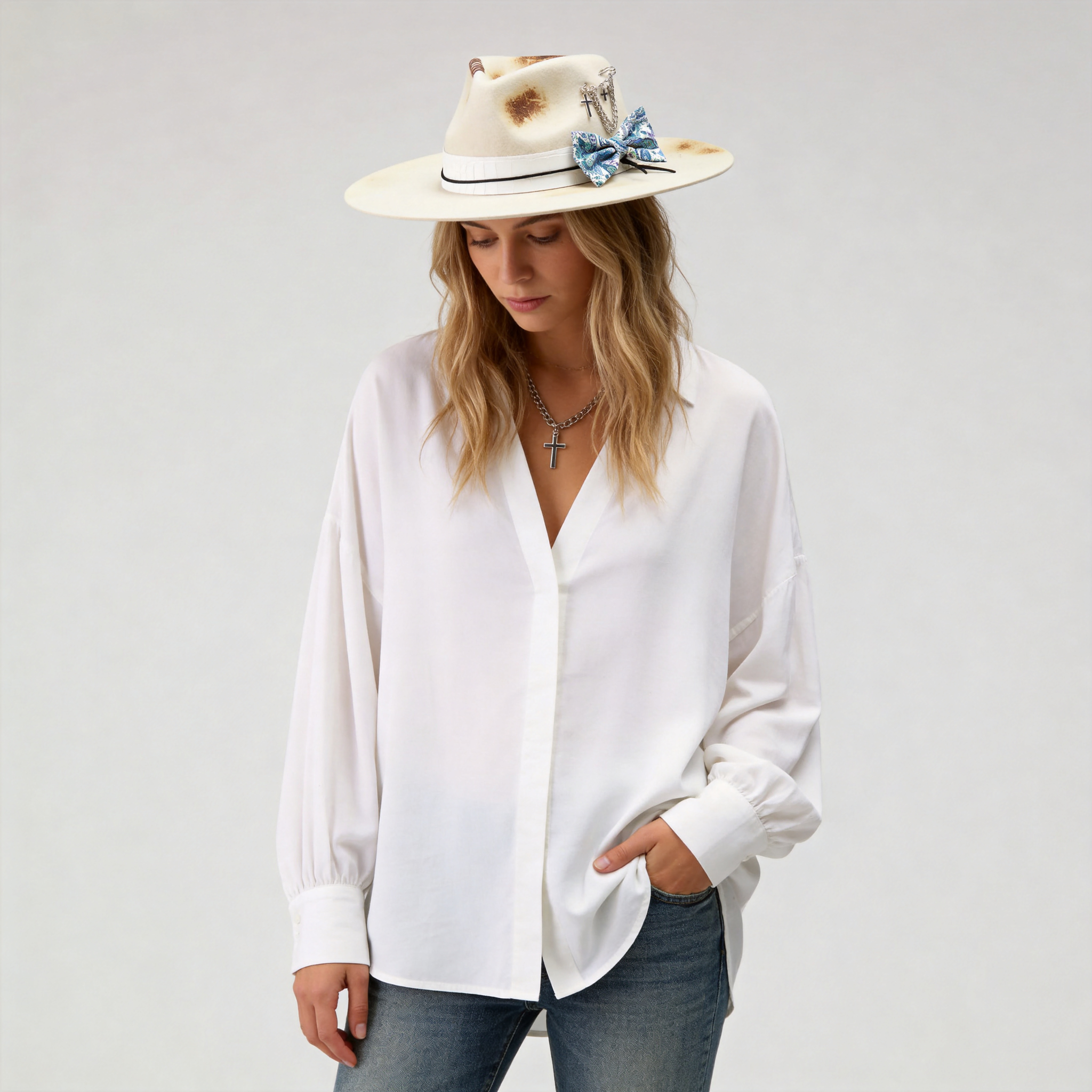 Artistic Felt Hat – Neutral Base, Crocodile-Pattern Band