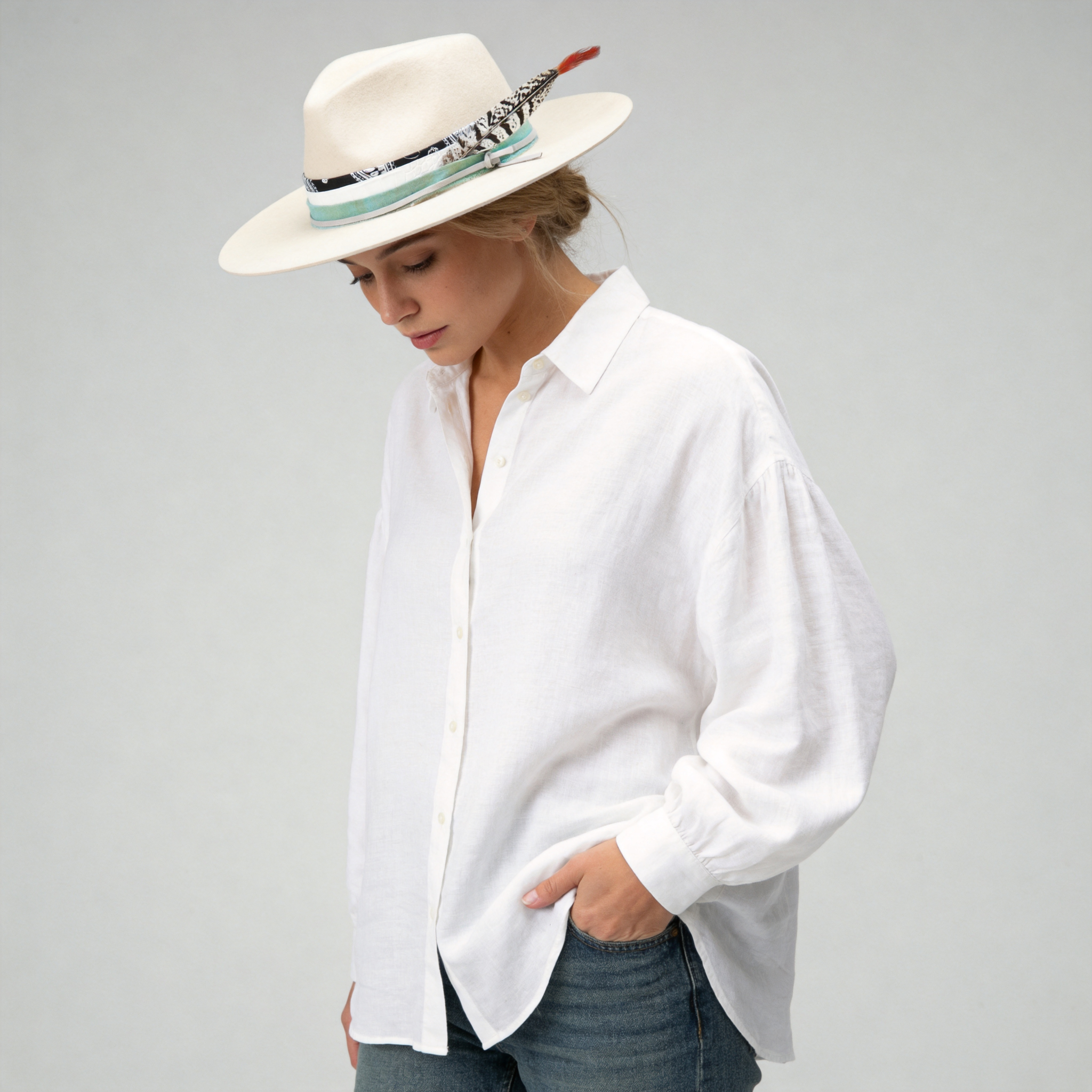 Elegant Off-White Hat: Custom Band, Ornate Feather