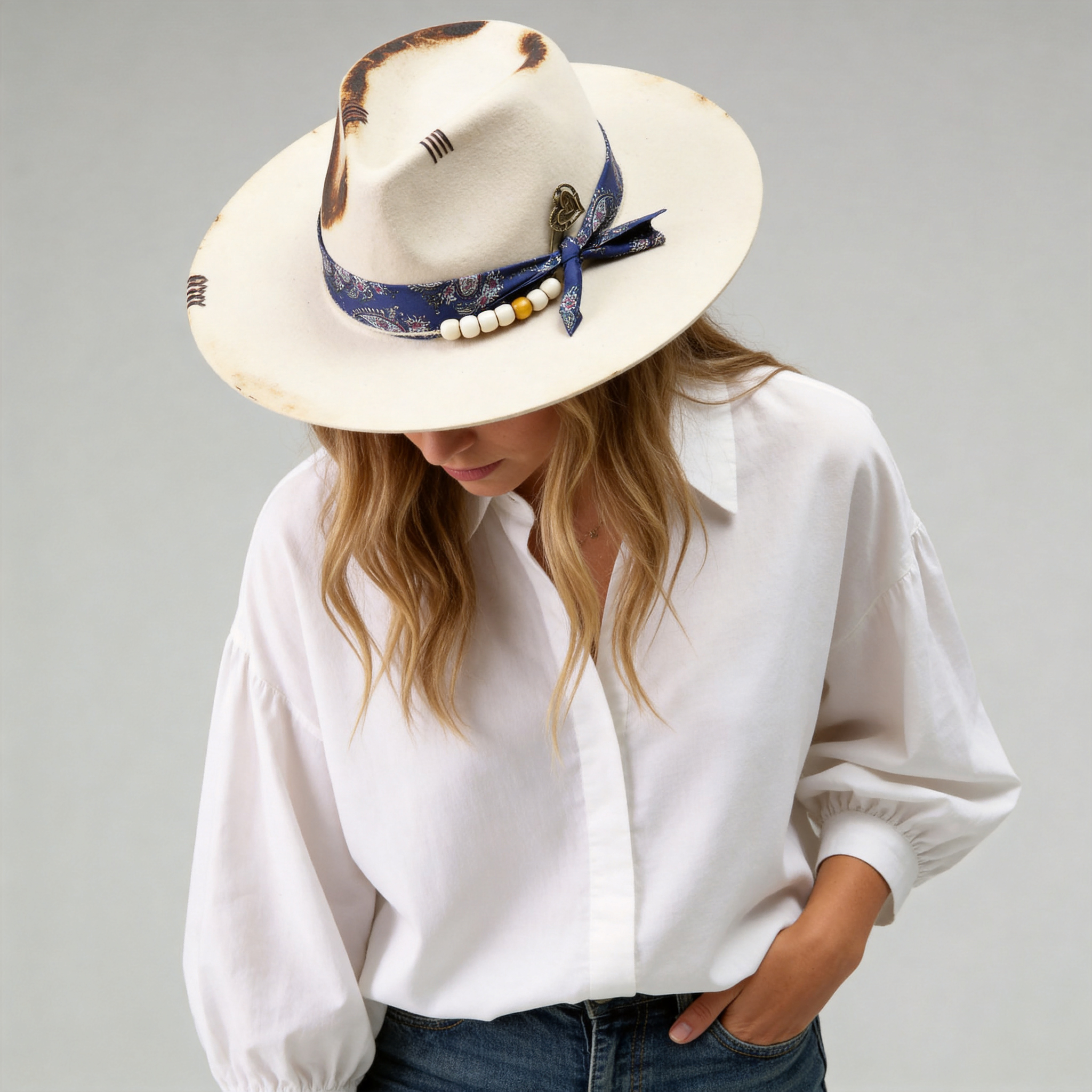 Artistic Felt Hat – Minimal Form, Detailed Hardware