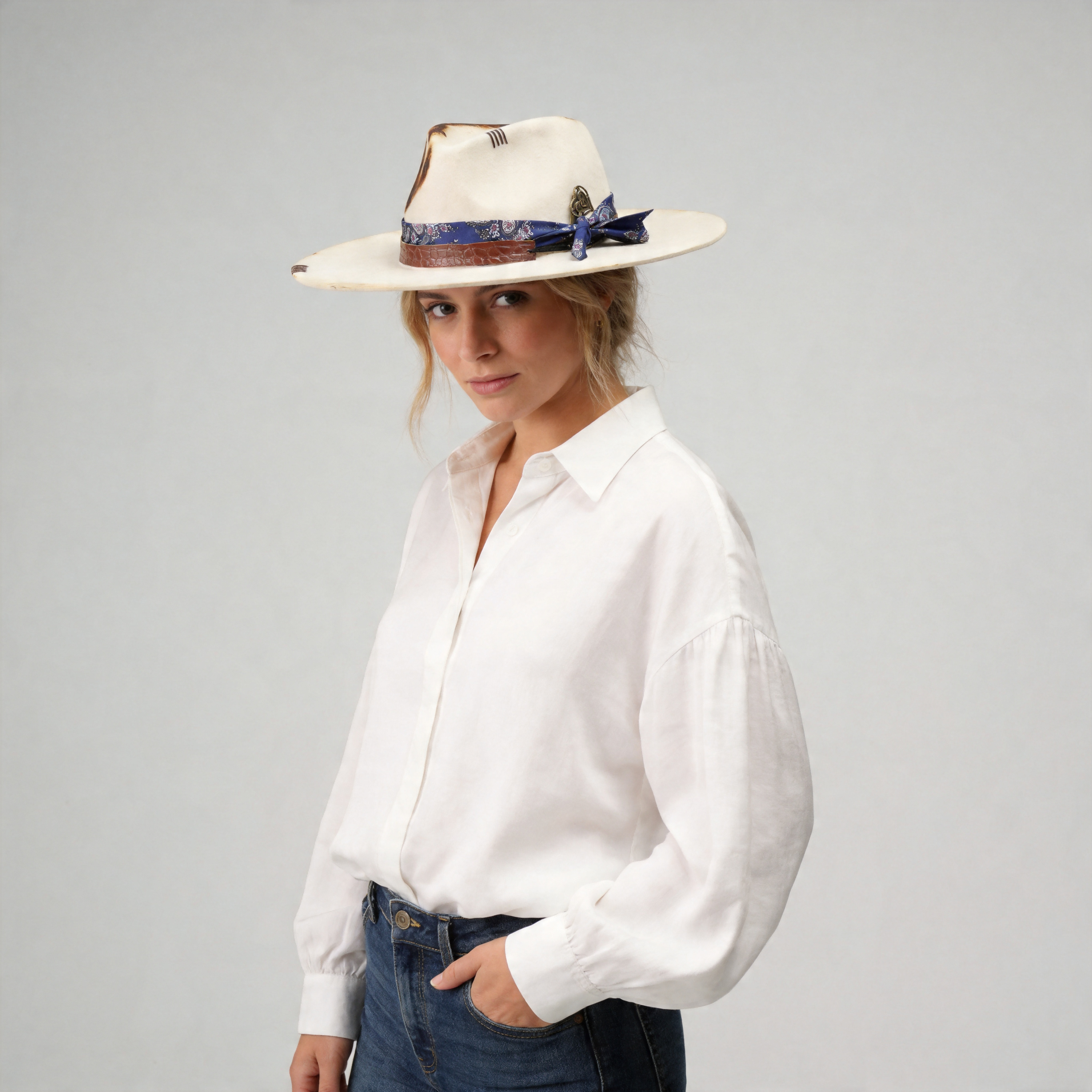 Bold Felt Hat – Minimal Silhouette, Retro-Inspired Hardware