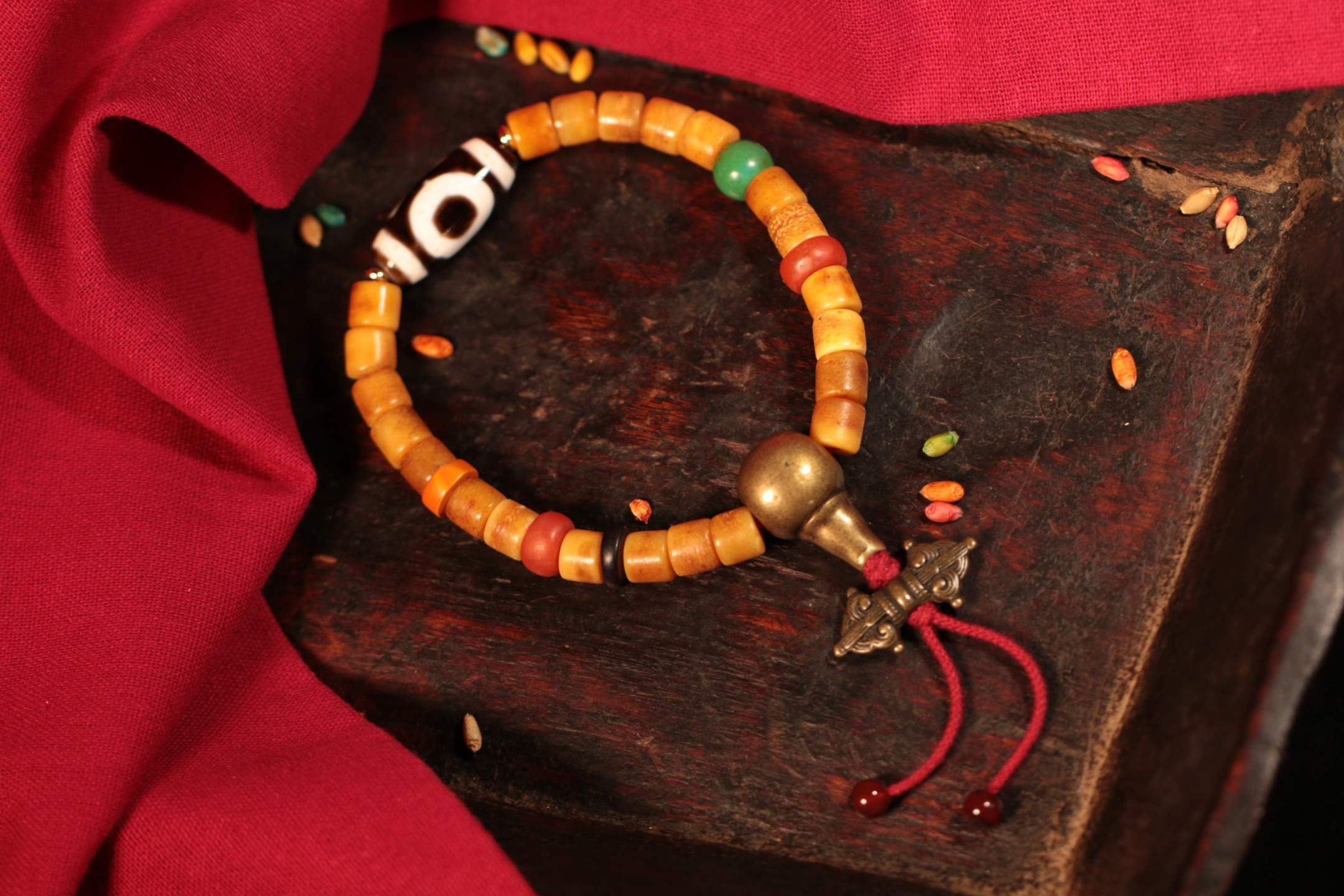 Linggu, holding a Heaven and Earth Dzi Bead bracelet.（Unique ID:cp-1-6428）