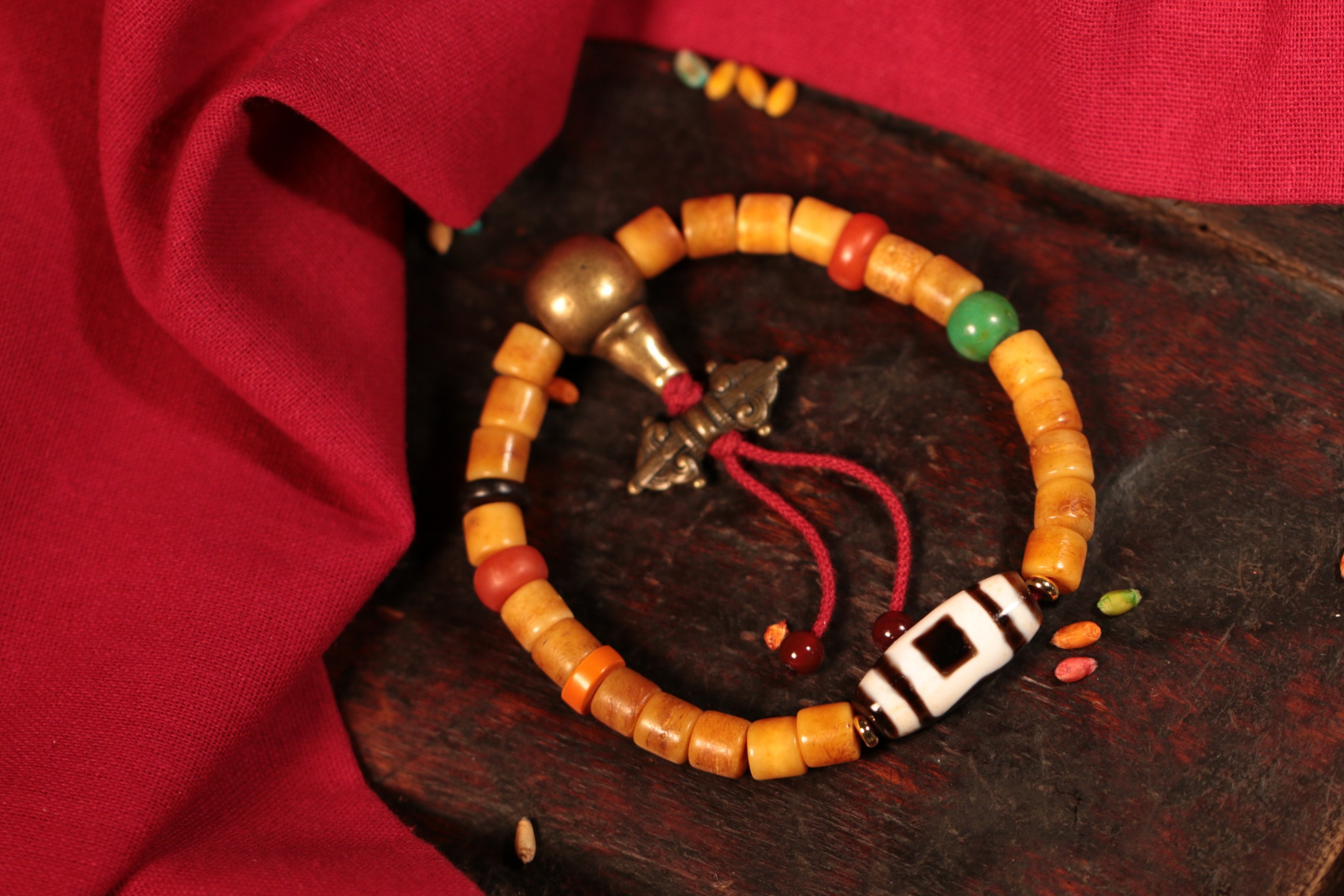 Linggu, holding a Heaven and Earth Dzi Bead bracelet.（Unique ID:cp-1-6428）
