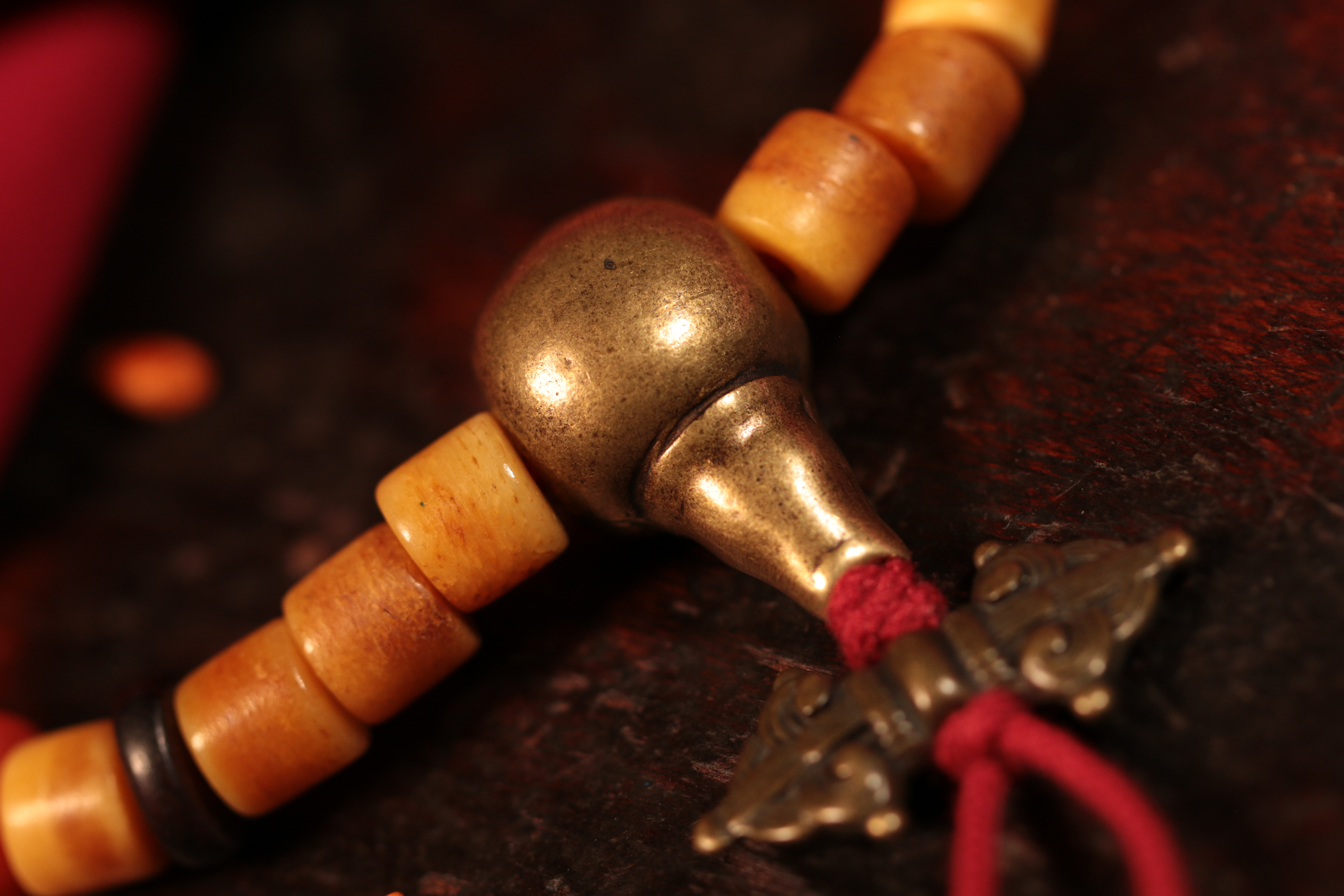 Linggu, holding a Heaven and Earth Dzi Bead bracelet.（Unique ID:cp-1-6428）